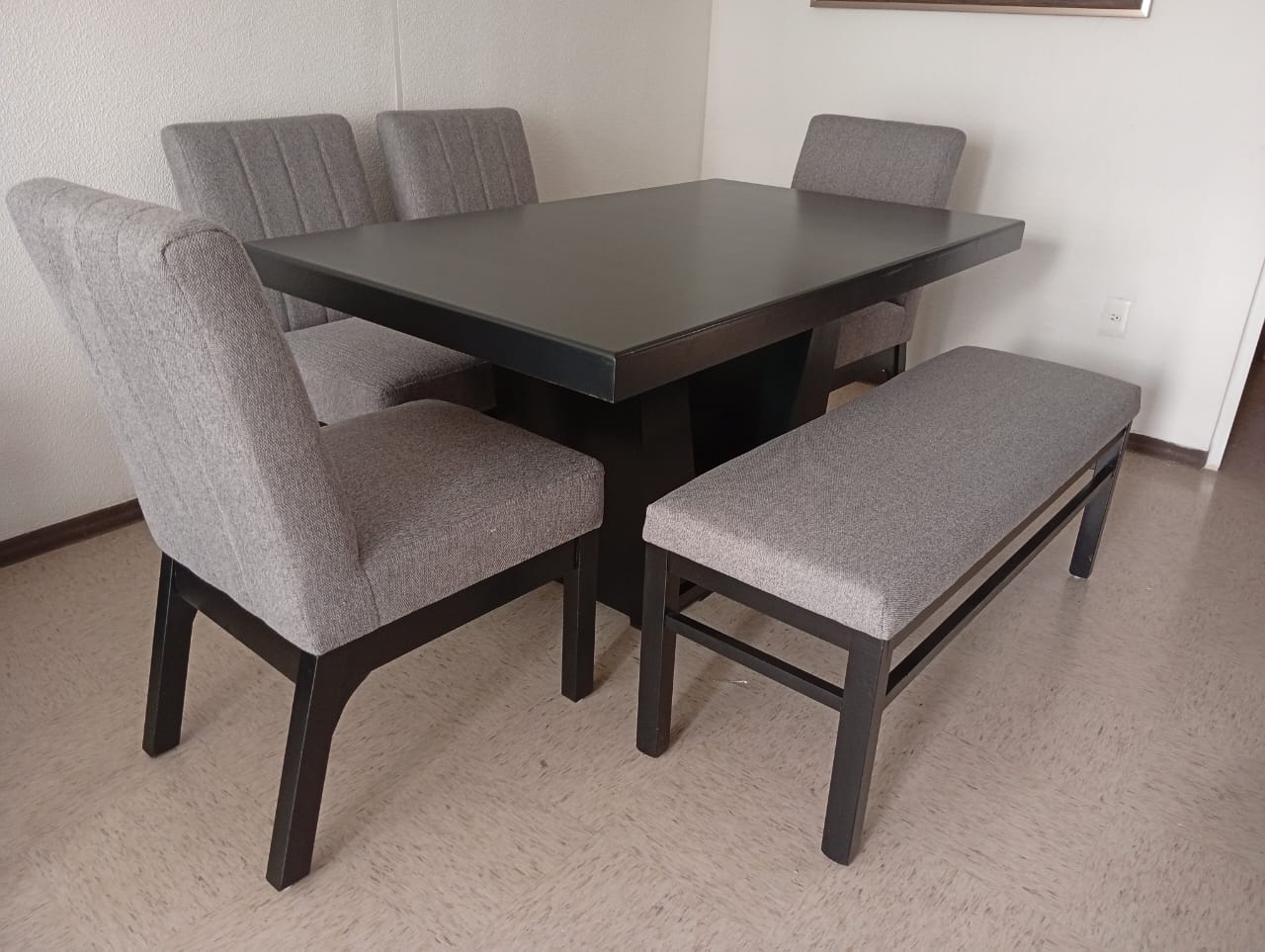 Comedor de 4 Sillas y Banca con Pedestal V Barniz Negro