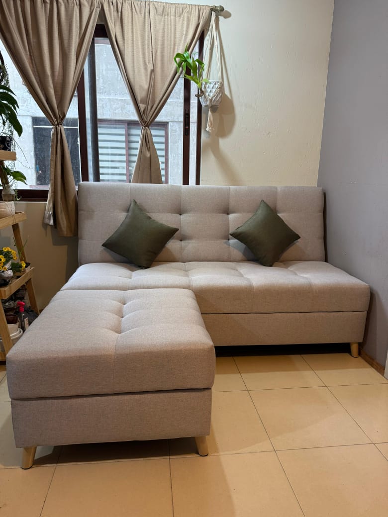 Sofá Cama Matrimonial Modelo Kerlly con baúl interno y taburete con baul
