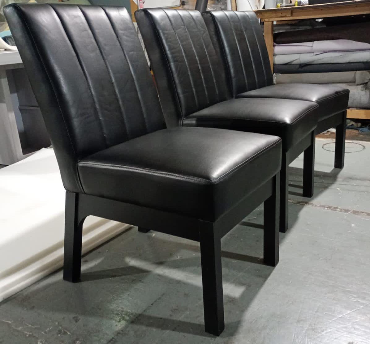 Comedor de 4 sillas con Pedestal V en Negro