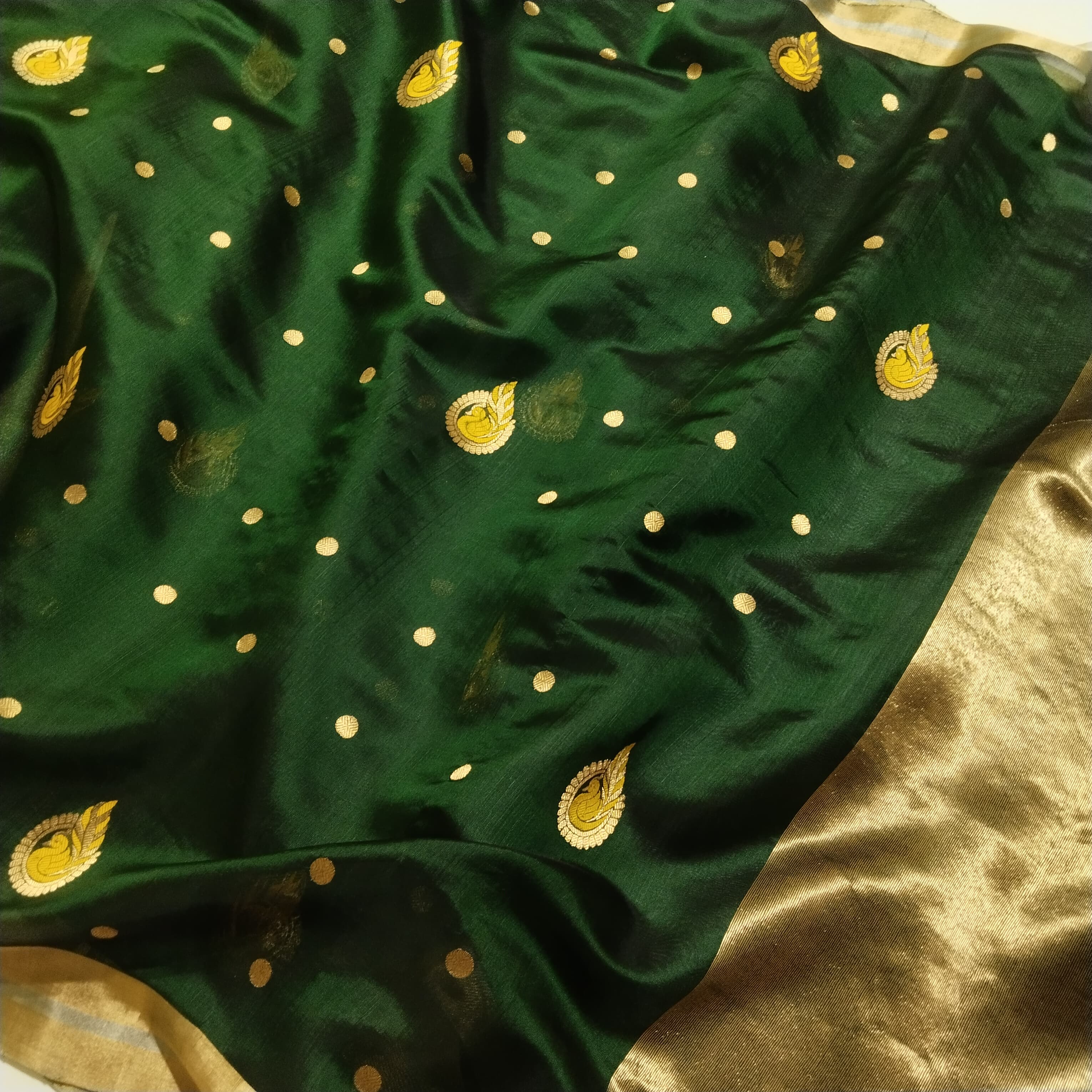 This exquisite Chanderi saree is a blend of heritage and elegance