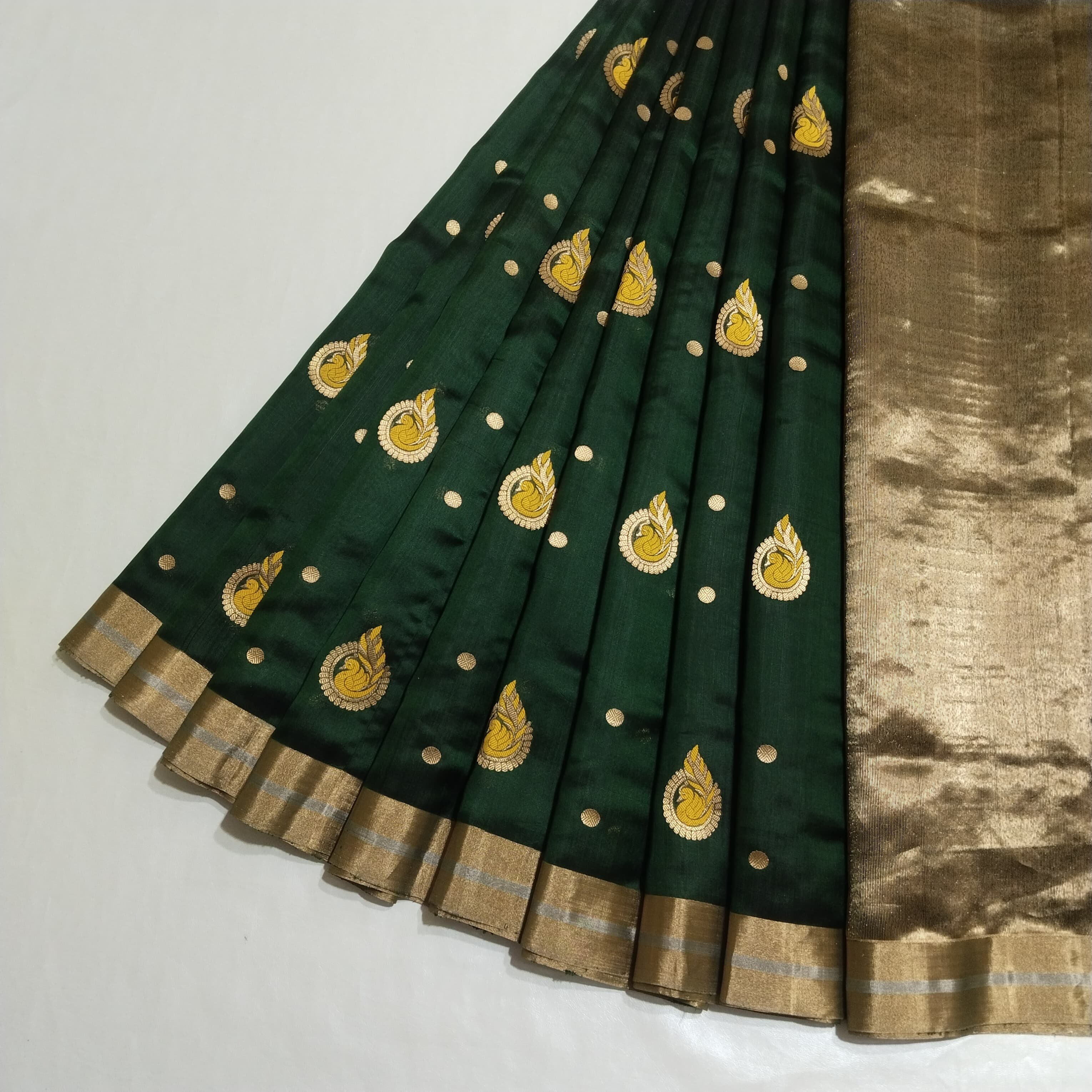 This exquisite Chanderi saree is a blend of heritage and elegance