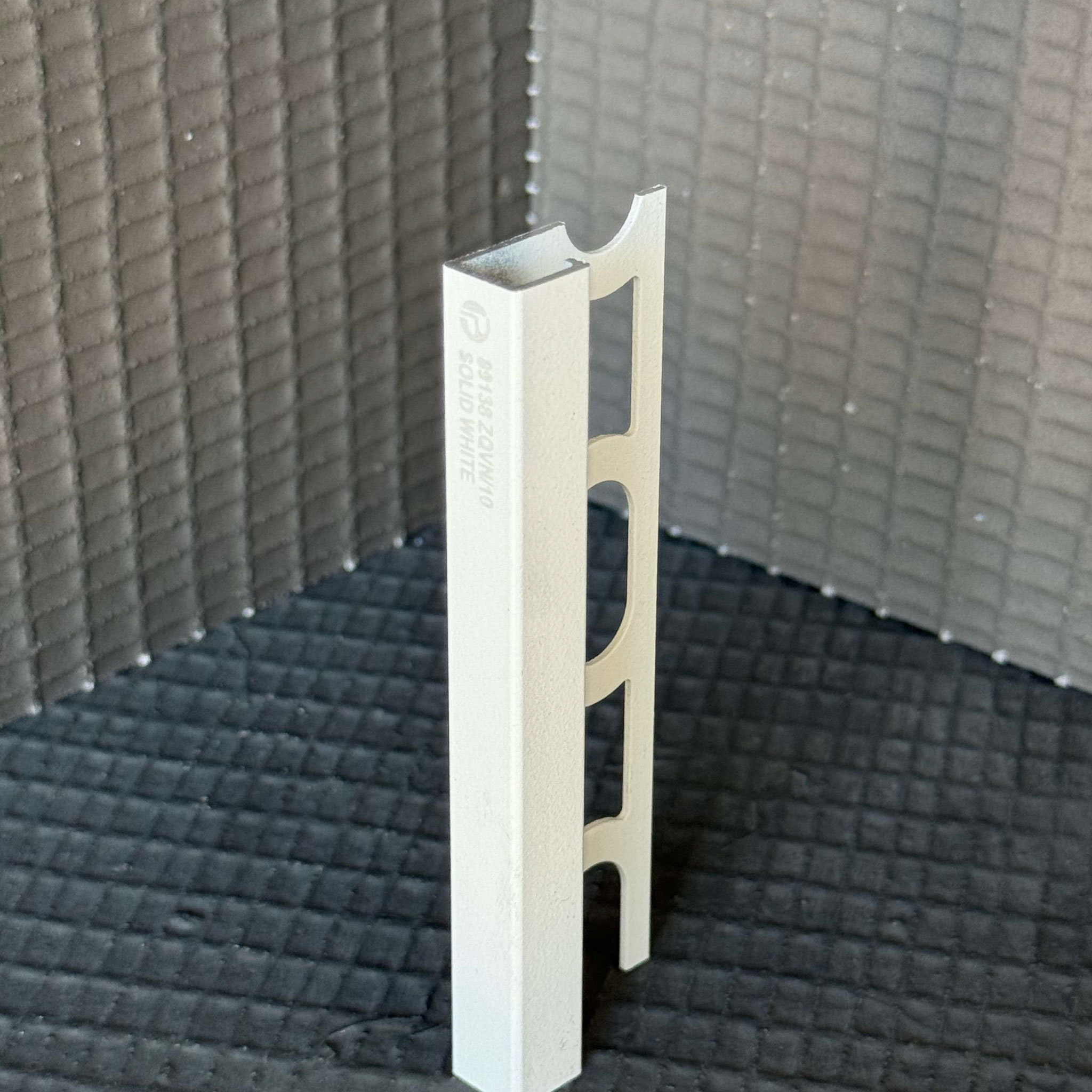 Aliuminis SOLID WHITE, Q forma, H10 - 12.5mm, L2700 mm