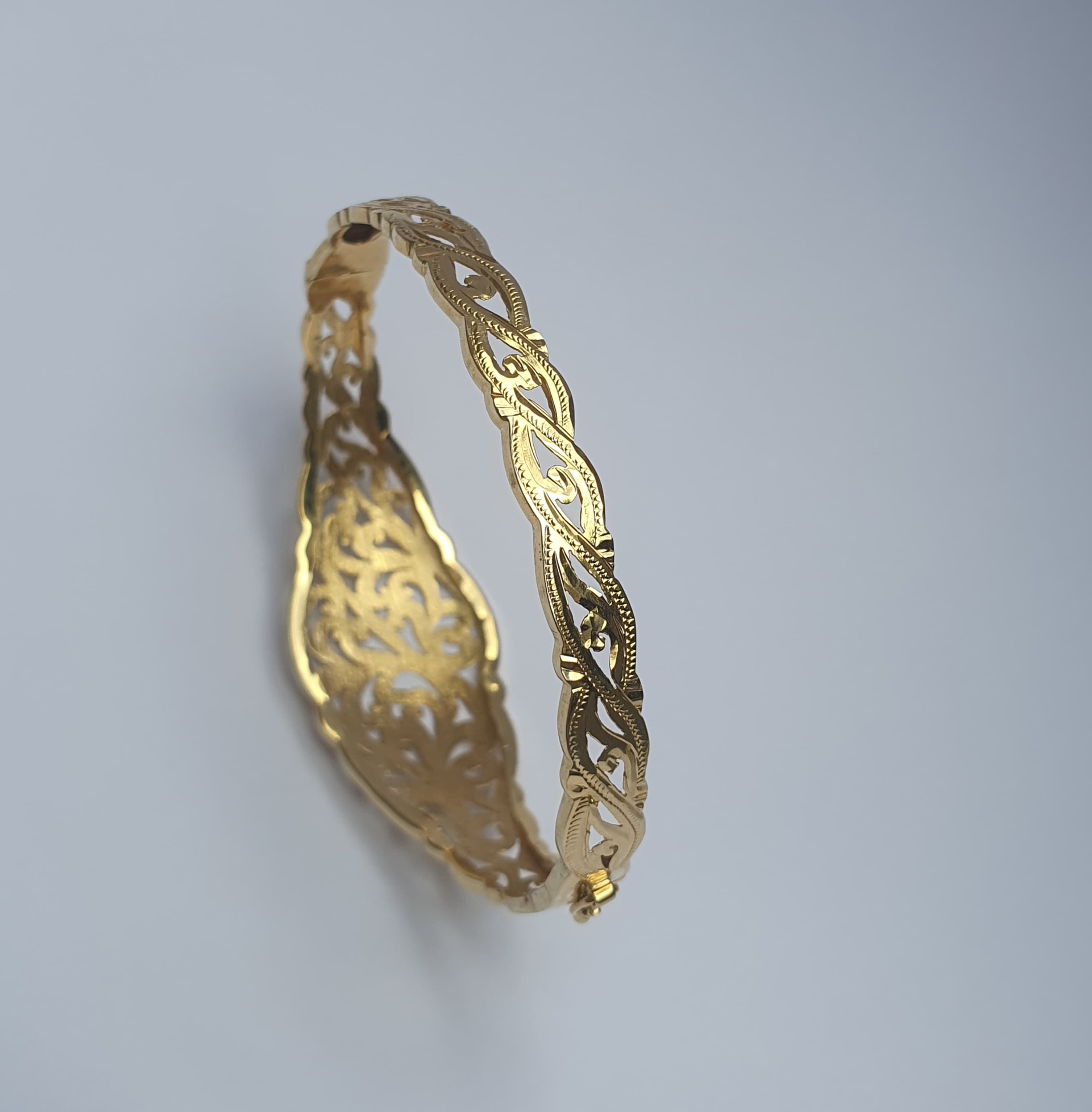 Elegant Gold Filigree Bracelet