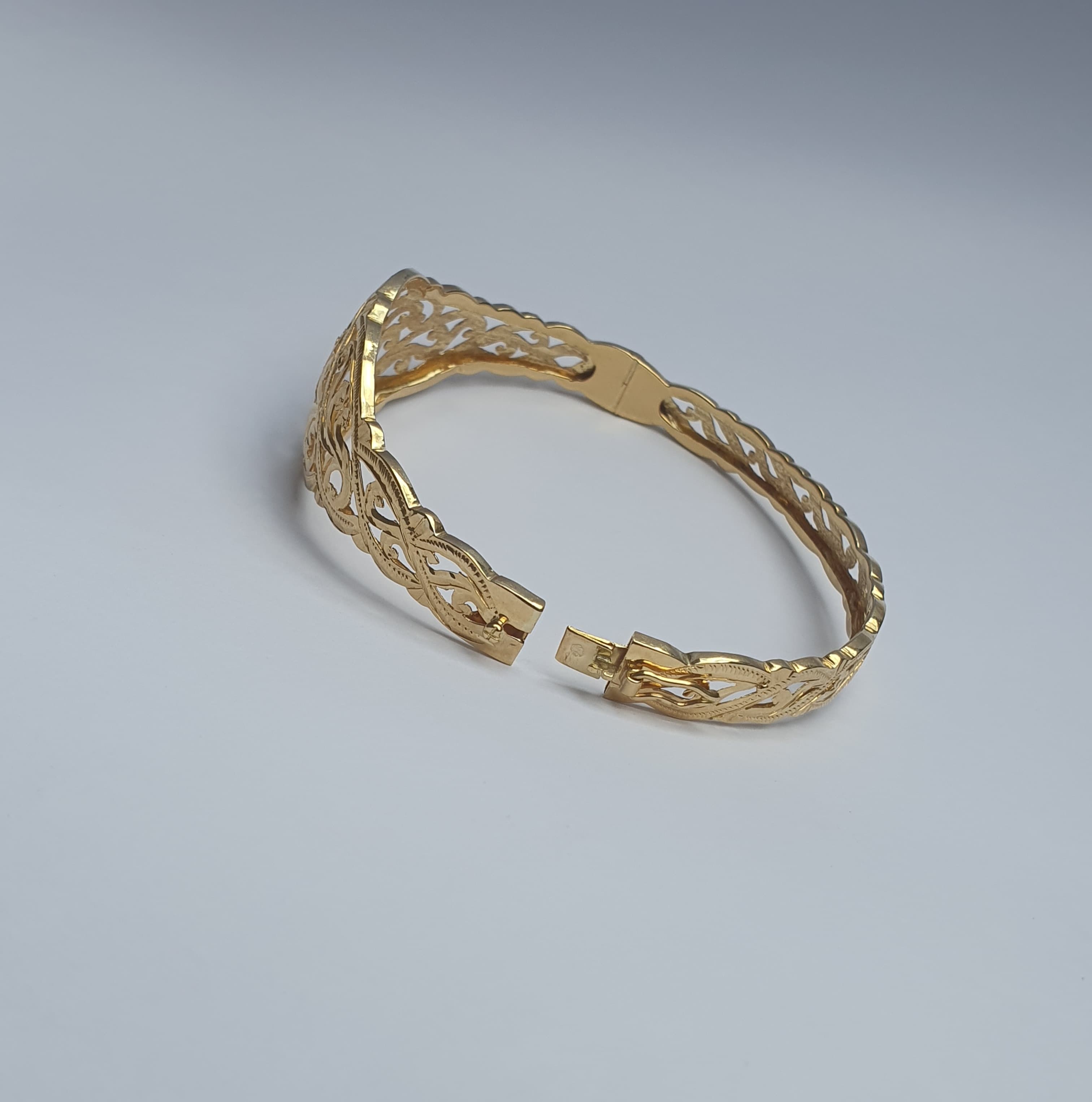 Elegant Gold Filigree Bracelet
