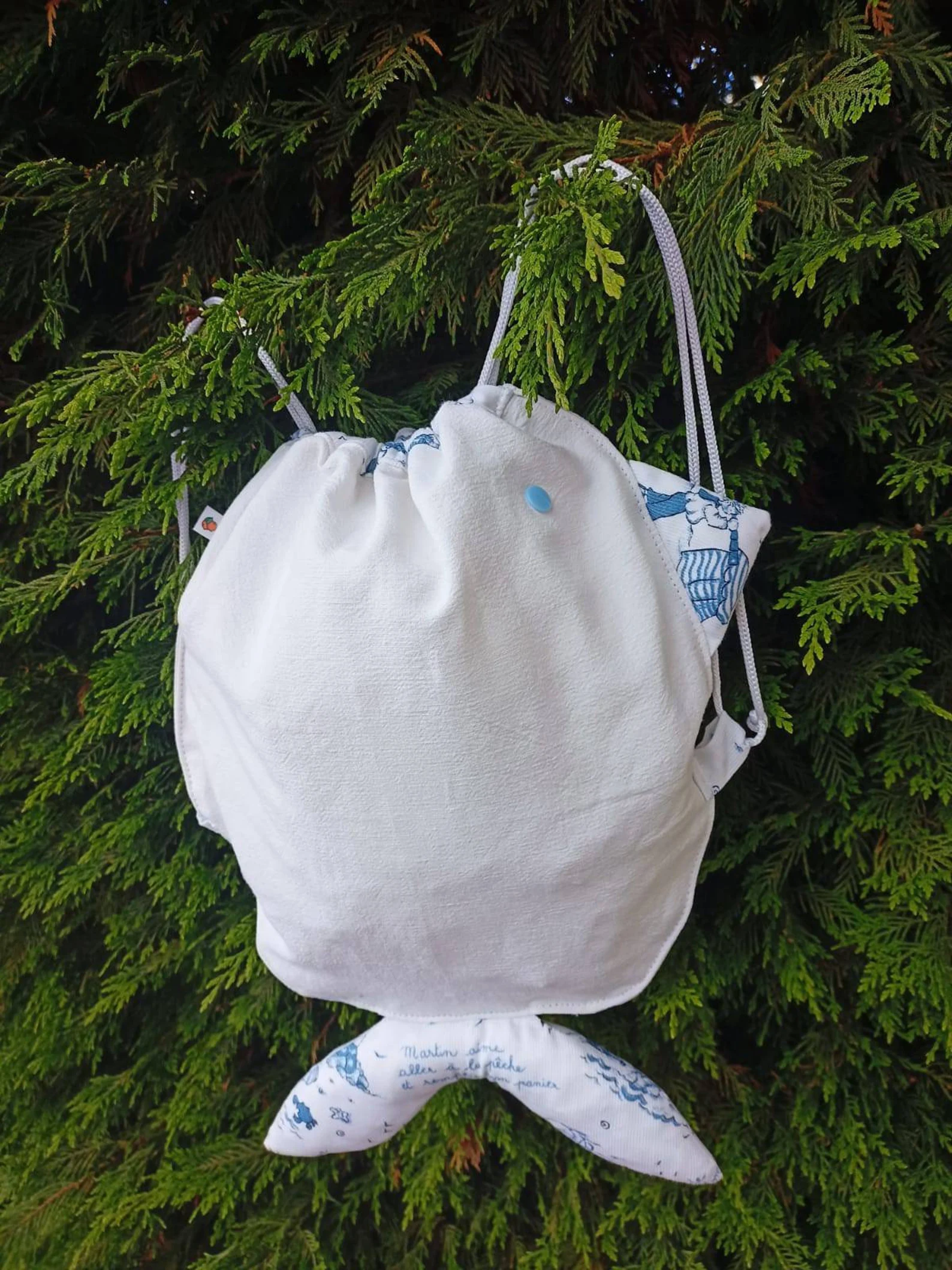 Sac à dos Poisson, sac à doudou, sac à goûter, en lin et piqué de coton imprimé marin, cerises ou liberty, tissu au choix