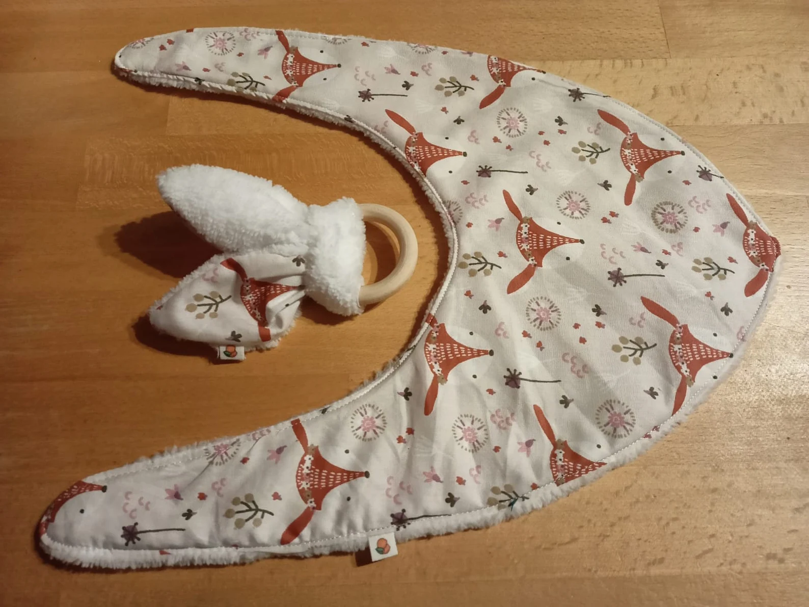 Kit naissance, anneau de dentition, bavoir bandana, panière, éponge bambou et cretonne imprimé biches