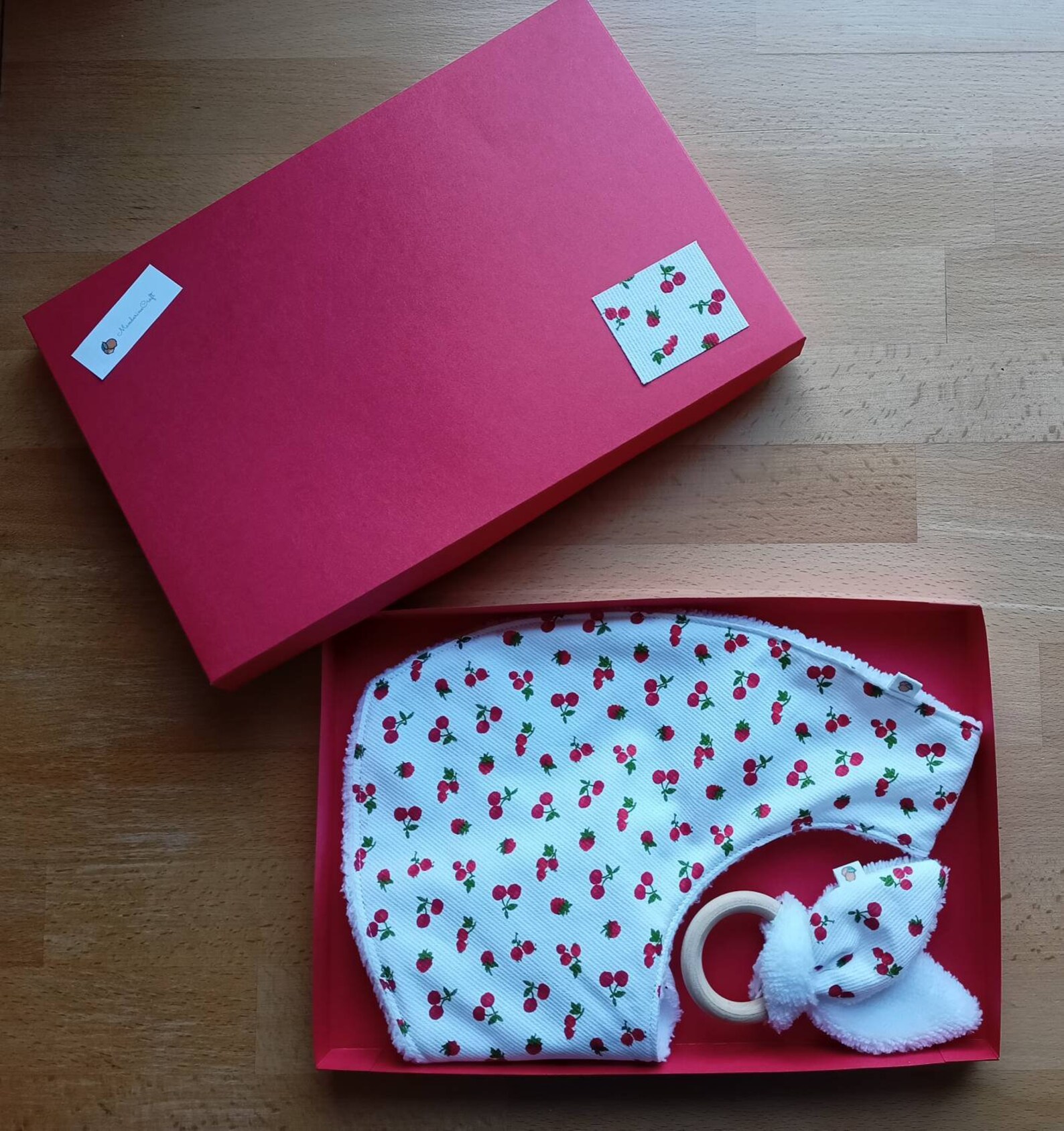 Kit naissance anneau de dentition, bavoir bandana, éponge bambou toute douce et piqué de coton imprimé cerises, boîte cadeau personnalisable