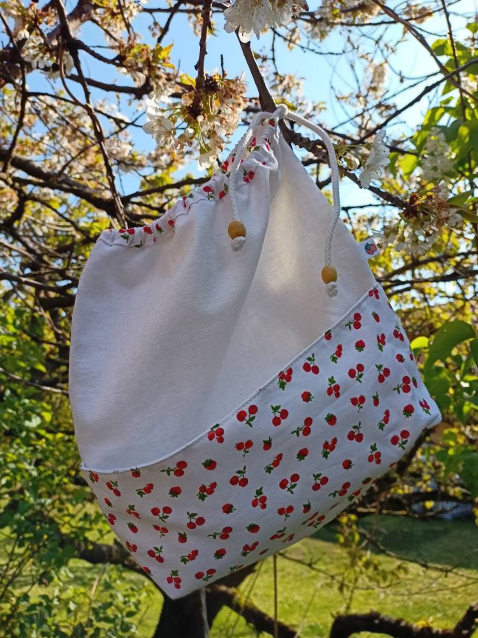 Pochon, sac cadeau 0 déchet, sac à doudou, sac à goûter, en lin et piqué de coton imprimé cerises ou liberty, tissu au choix