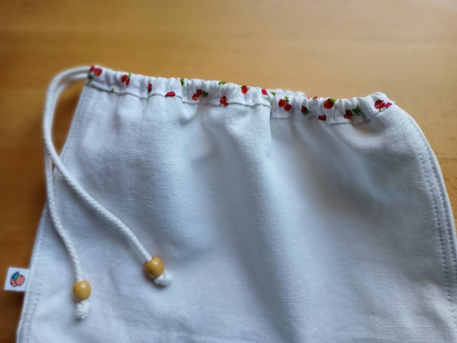 Pochon, sac cadeau 0 déchet, sac à doudou, sac à goûter, en lin et piqué de coton imprimé cerises ou liberty, tissu au choix