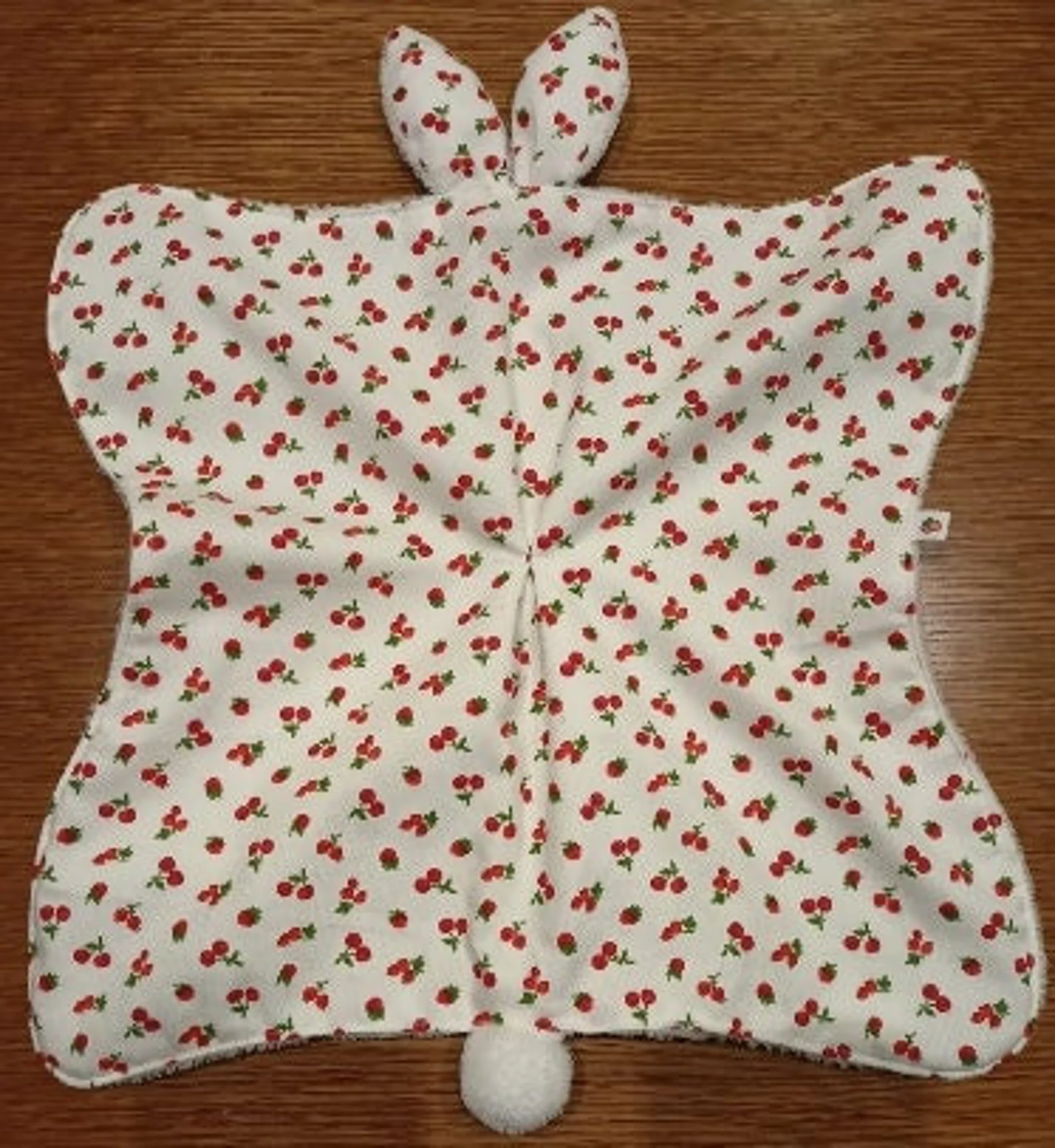 Doudou en éponge bambou toute douce et piqué de coton Oeko-tex imprimé cerises, boîte cadeau personnalisable