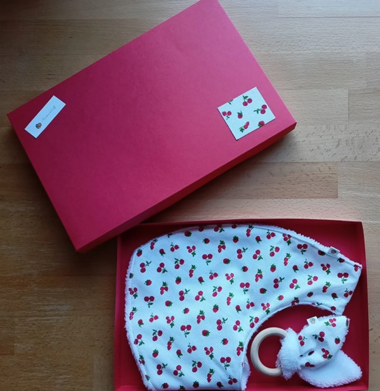 Doudou en éponge bambou toute douce et piqué de coton Oeko-tex imprimé cerises, boîte cadeau personnalisable