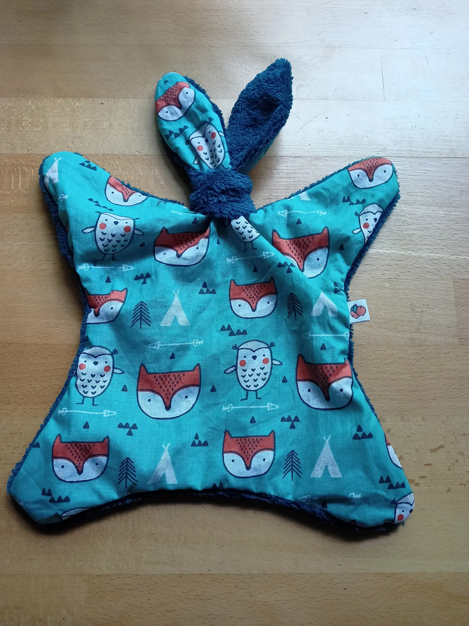 Doudou en éponge bambou toute douce et piqué de coton Oeko-tex imprimé cerises, boîte cadeau personnalisable