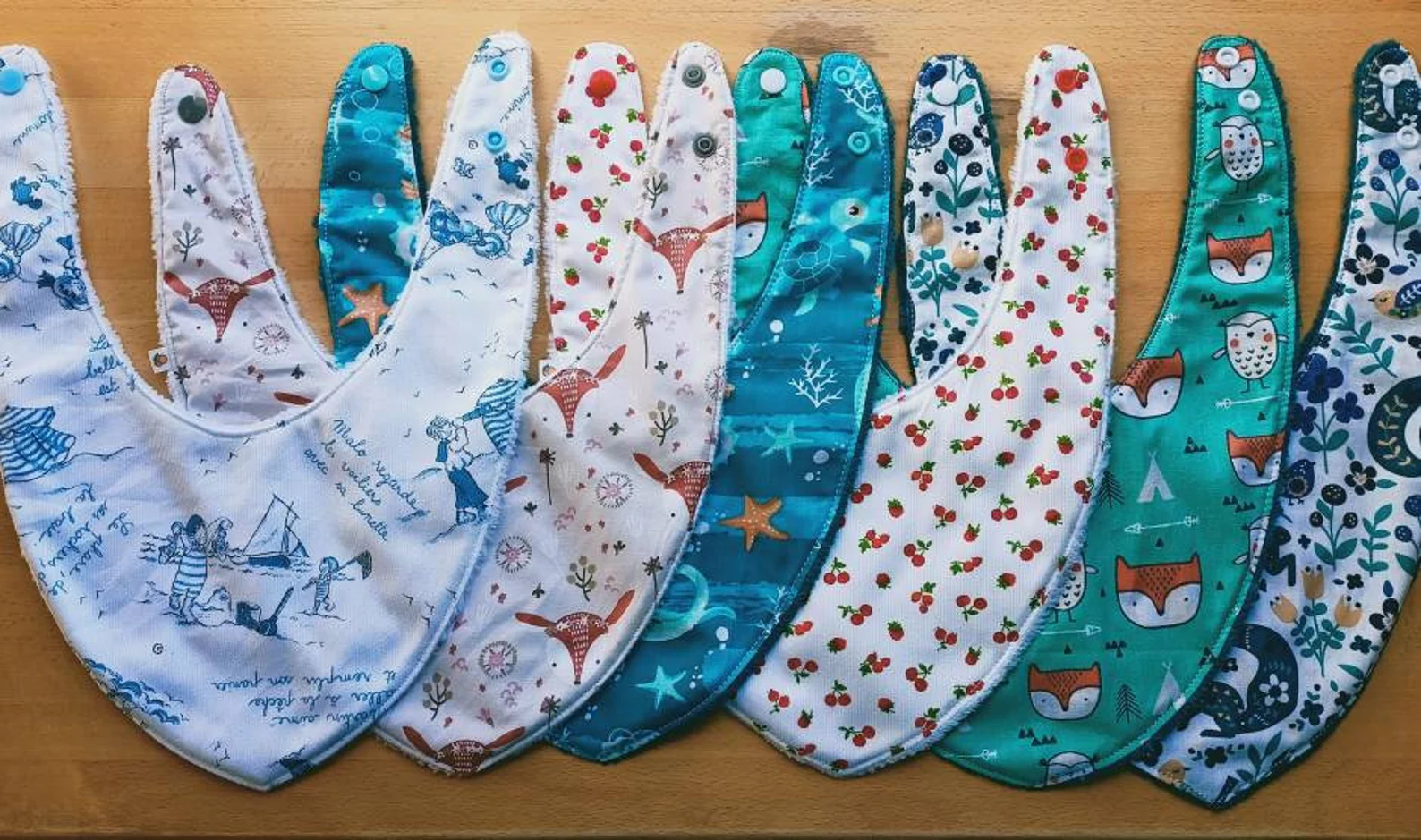 Kit naissance anneau de dentition, bavoir bandana, tipi pare pipi, éponge bambou, boîte cadeau personnalisable