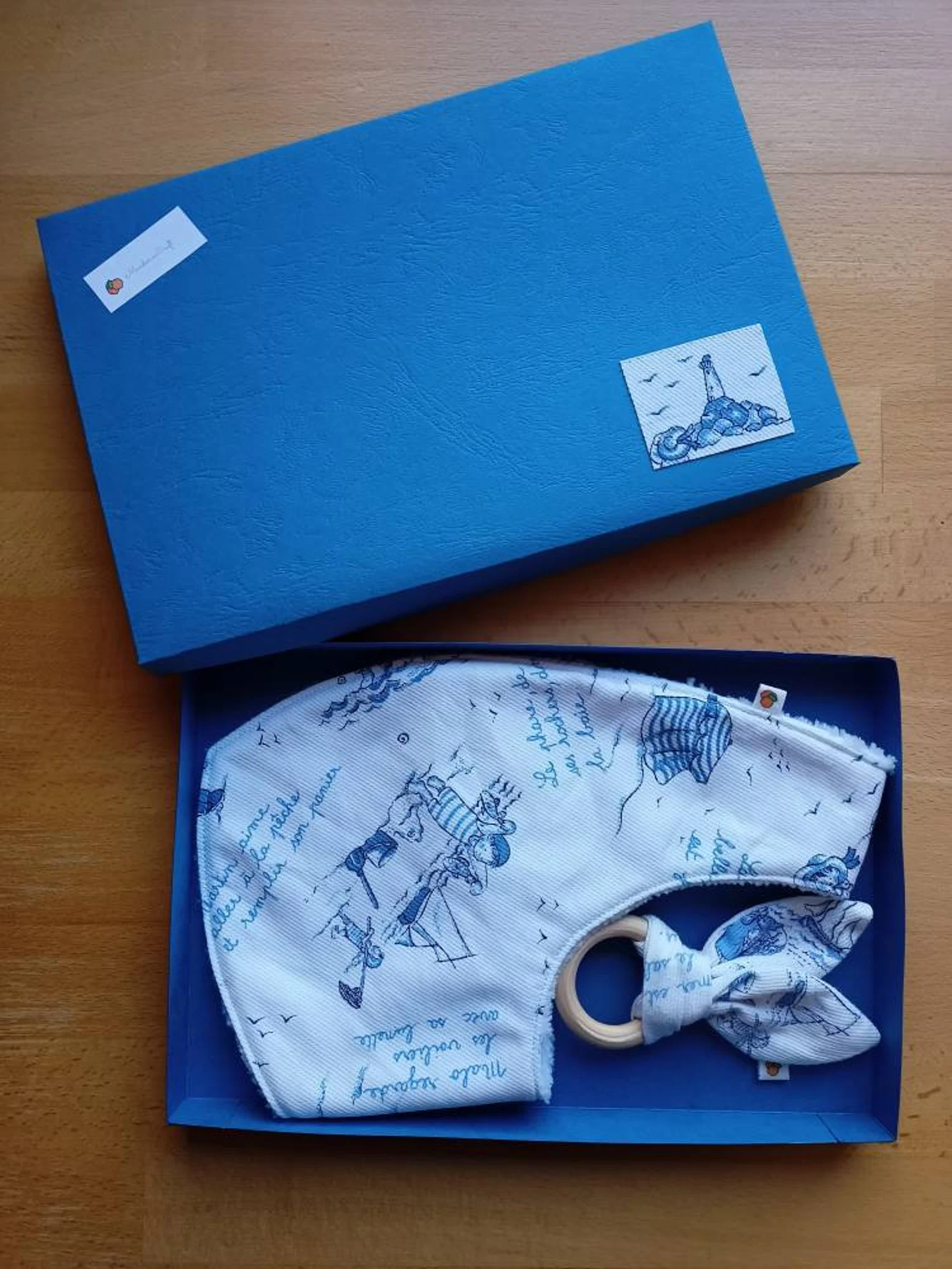 Kit naissance anneau de dentition, bavoir bandana, tipi pare pipi, éponge bambou, boîte cadeau personnalisable