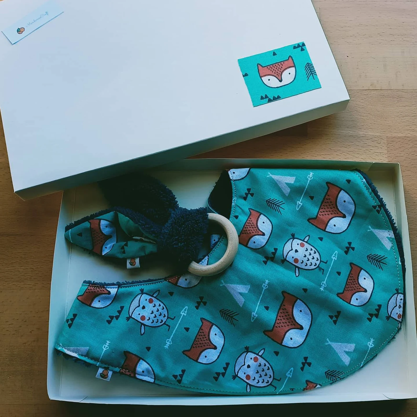 Kit naissance anneau de dentition, bavoir bandana, tipi pare pipi, éponge bambou, boîte cadeau personnalisable