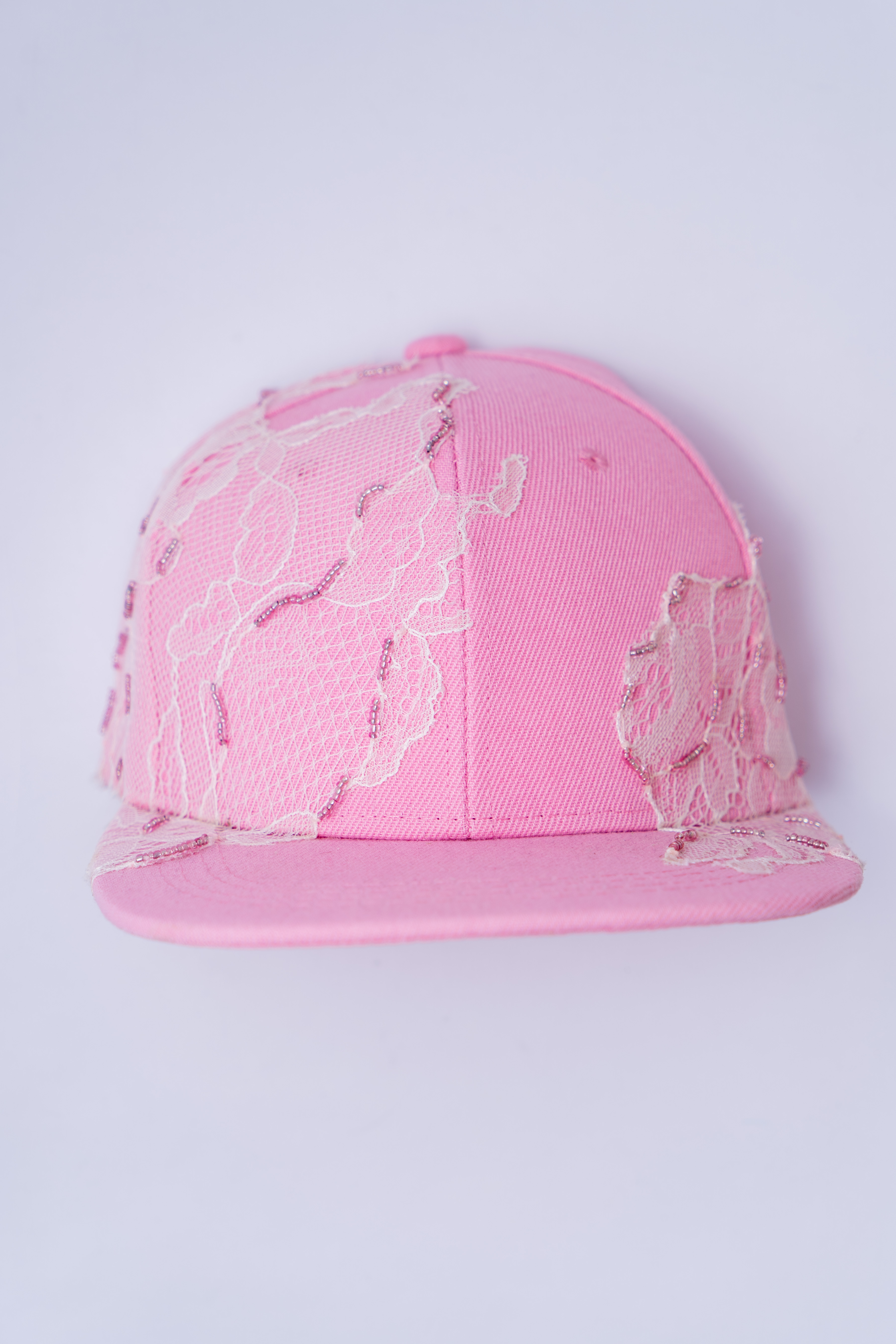 Gorra con encaje y bordado de cuentas