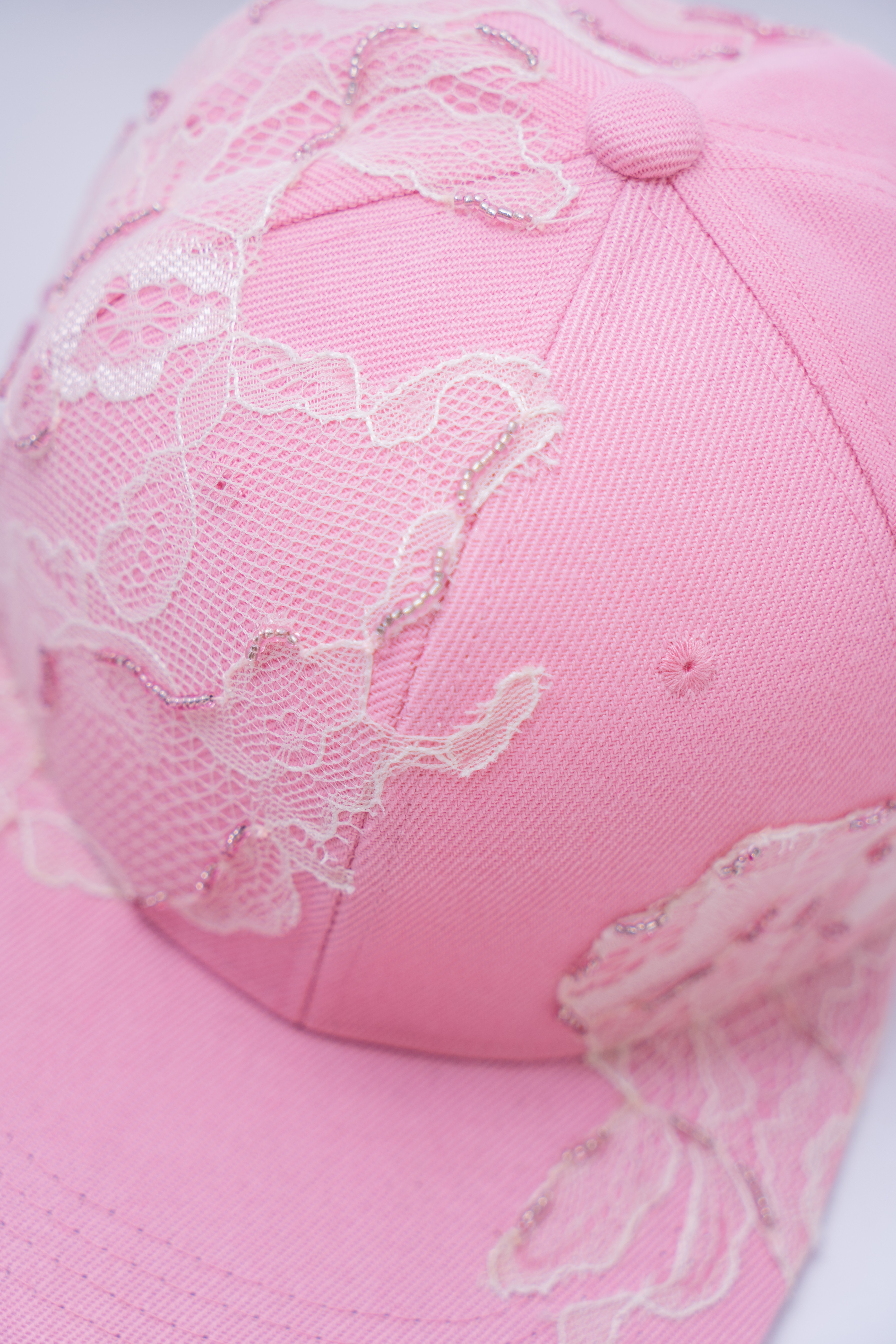 Gorra con encaje y bordado de cuentas