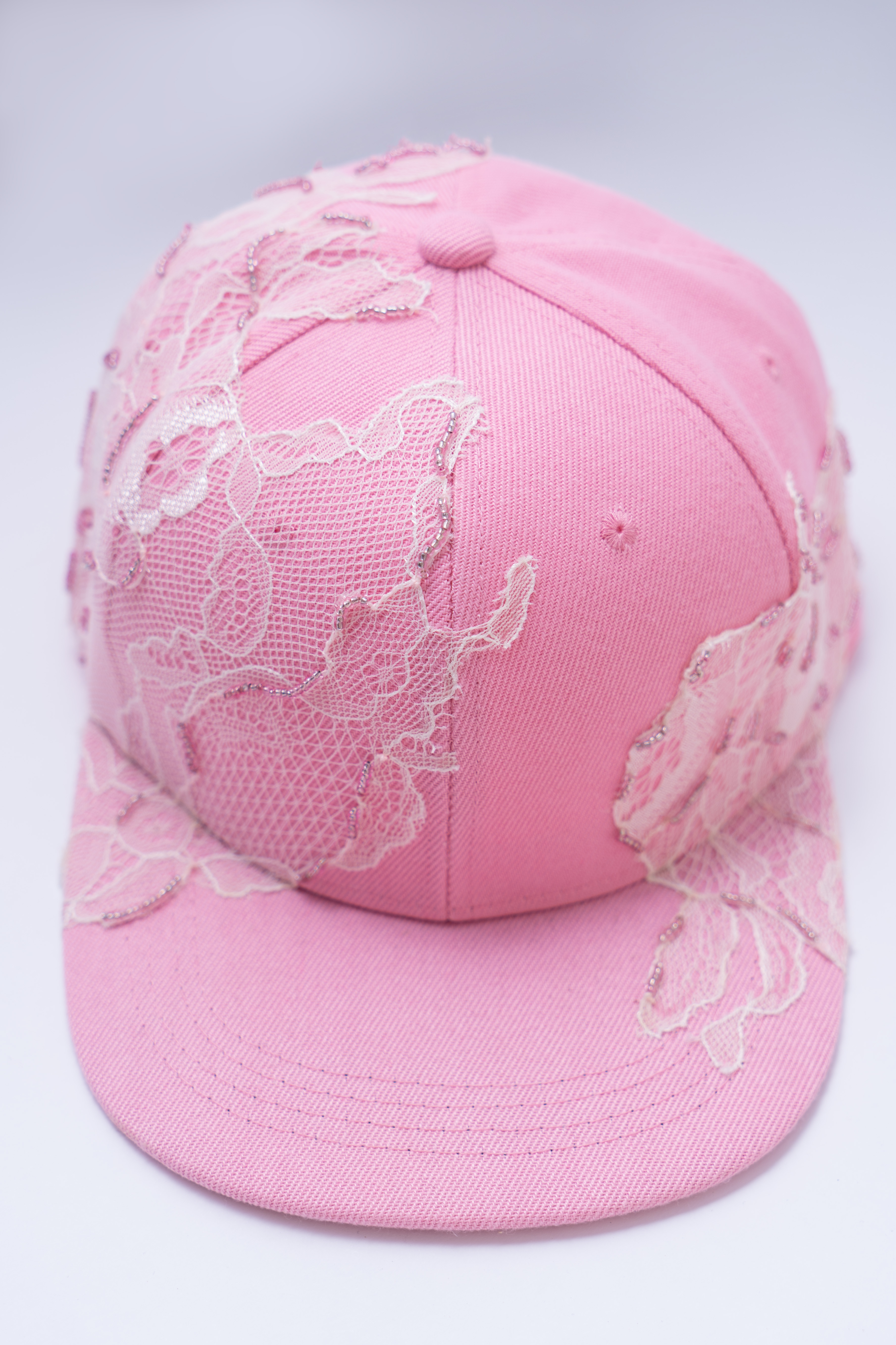 Gorra con encaje y bordado de cuentas