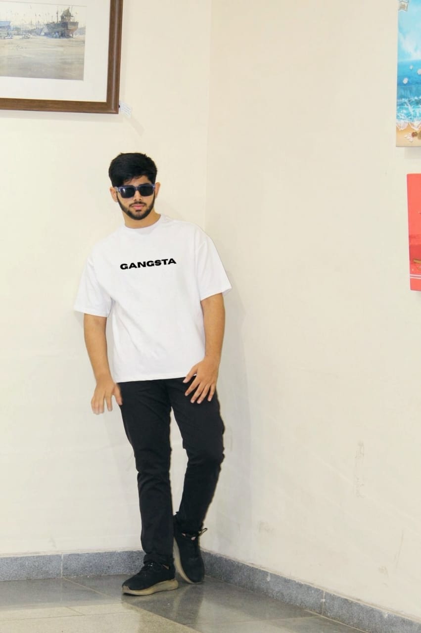 Repping the gangsta vibe with this dope tee.