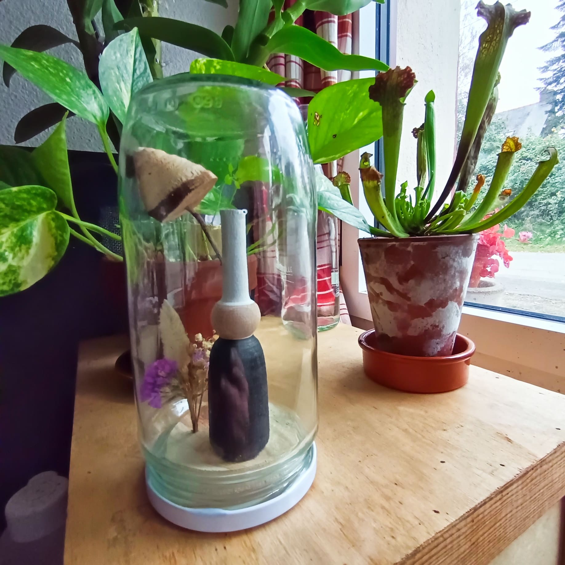 Bigoudène en bois dans un bocal en verre.