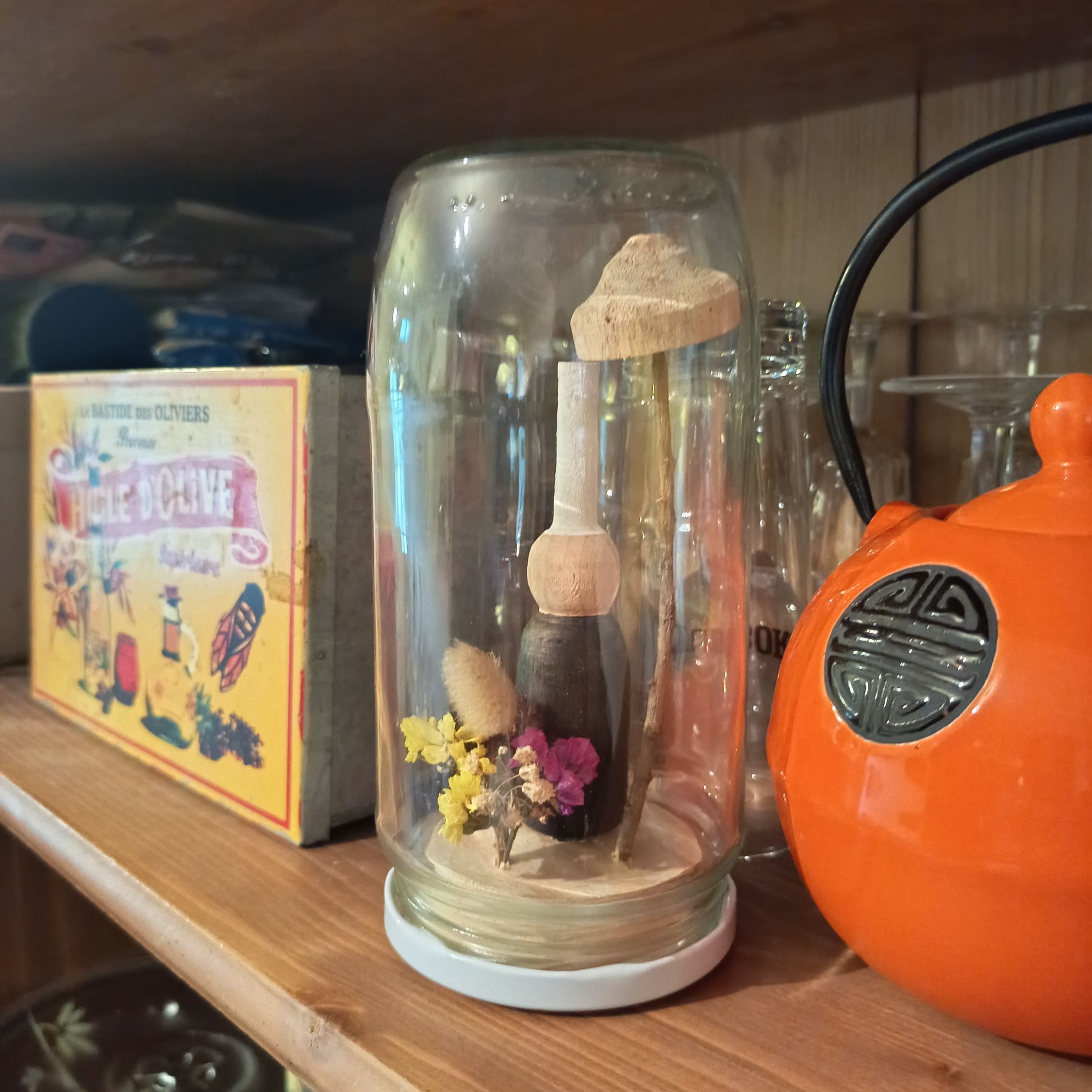 Bigoudène en bois dans un bocal en verre.