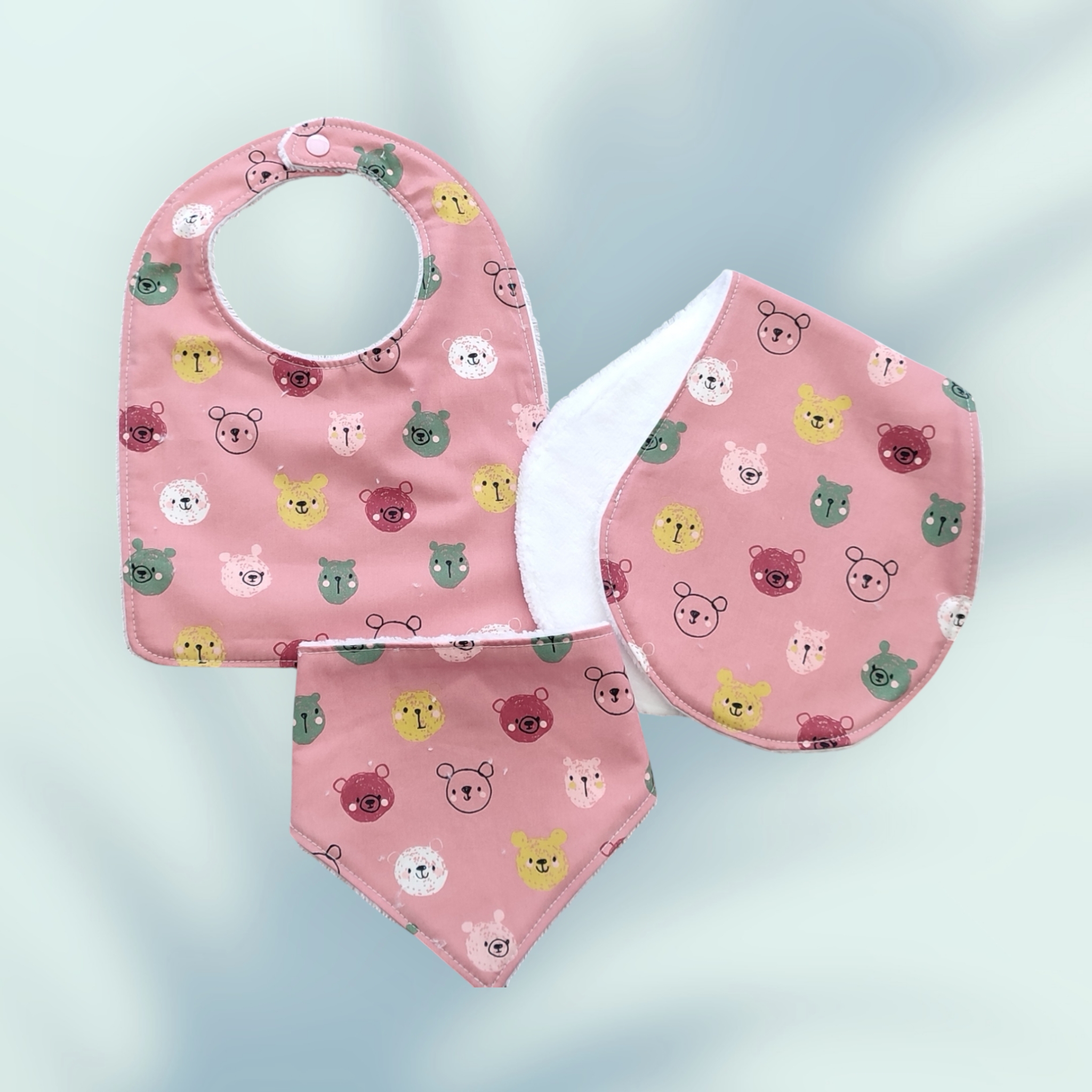 Ensemble naissance comprenant un bavoir, un bandana et un protège épaule