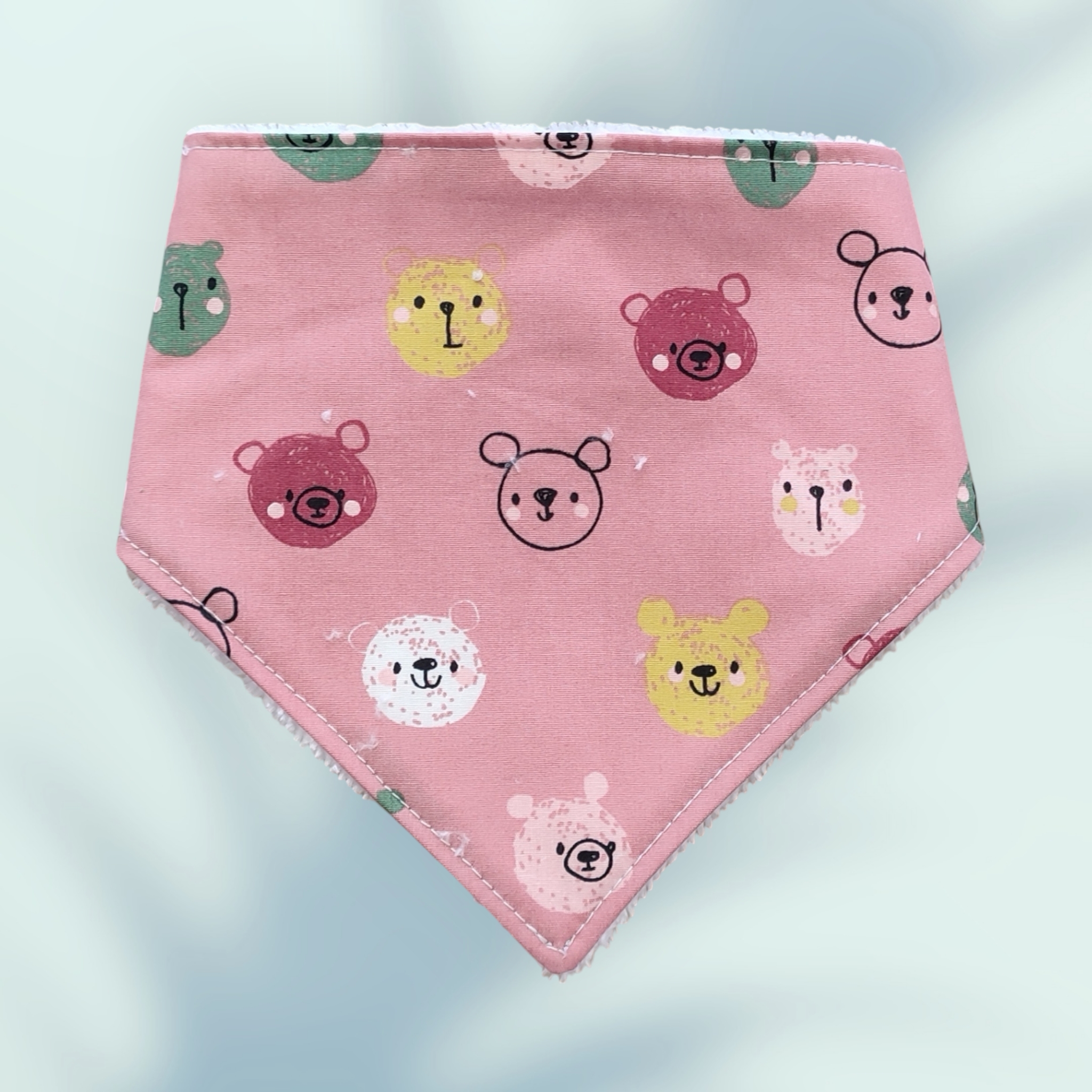 Ensemble naissance comprenant un bavoir, un bandana et un protège épaule