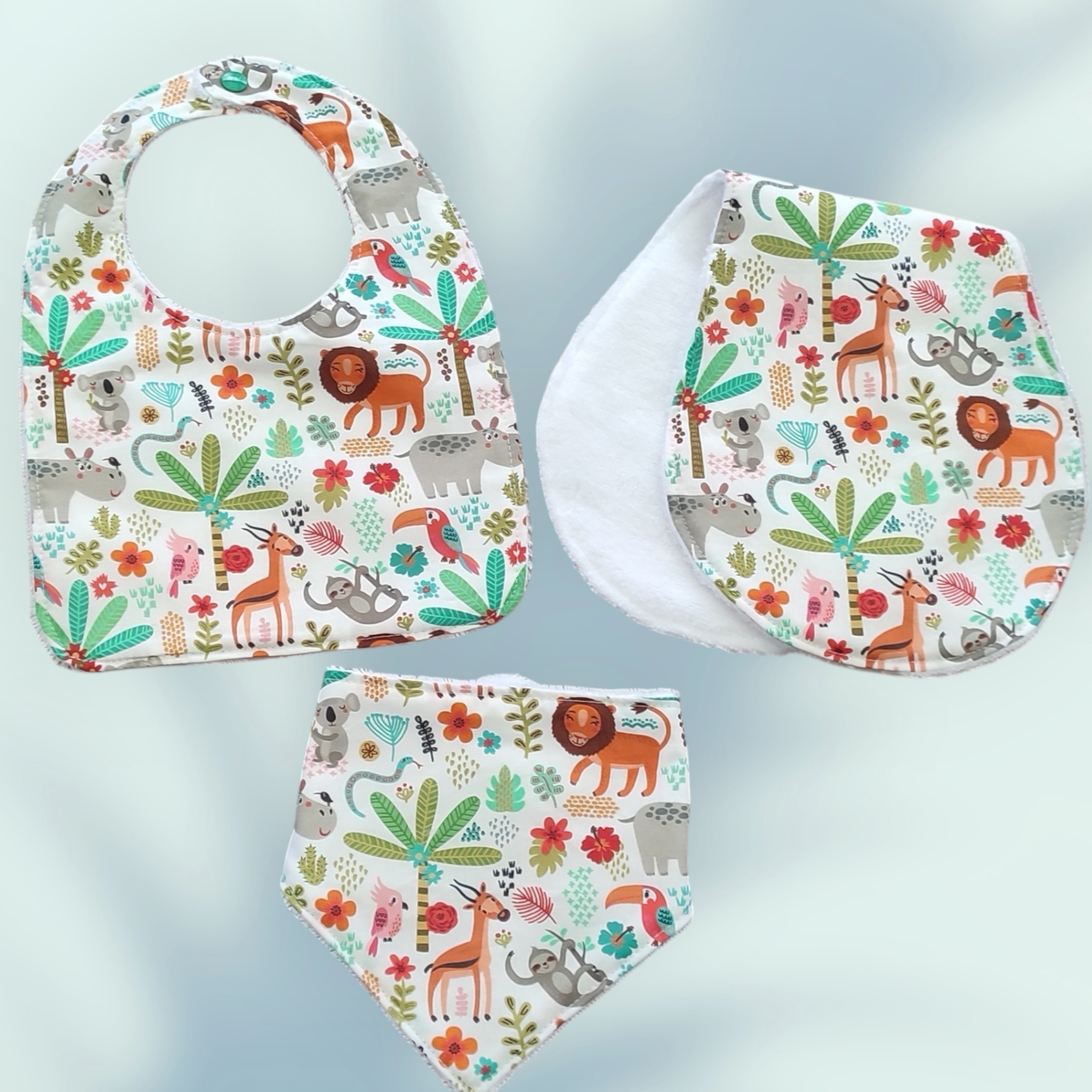 Ensemble naissance : un bavoir, un bandana, un protège épaule