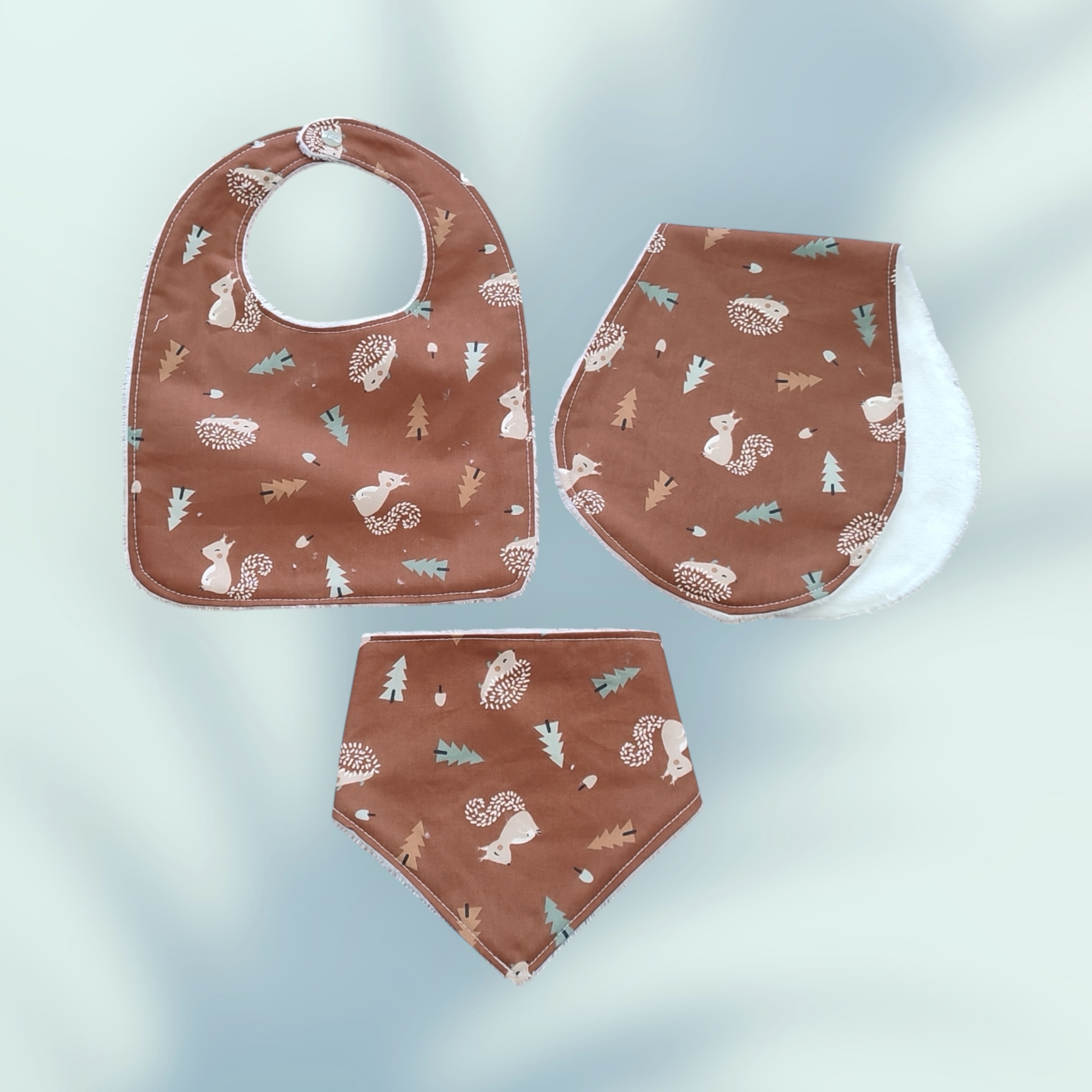 Ensemble naissance : un bavoir, un bandana, un protège épaule pour bébé