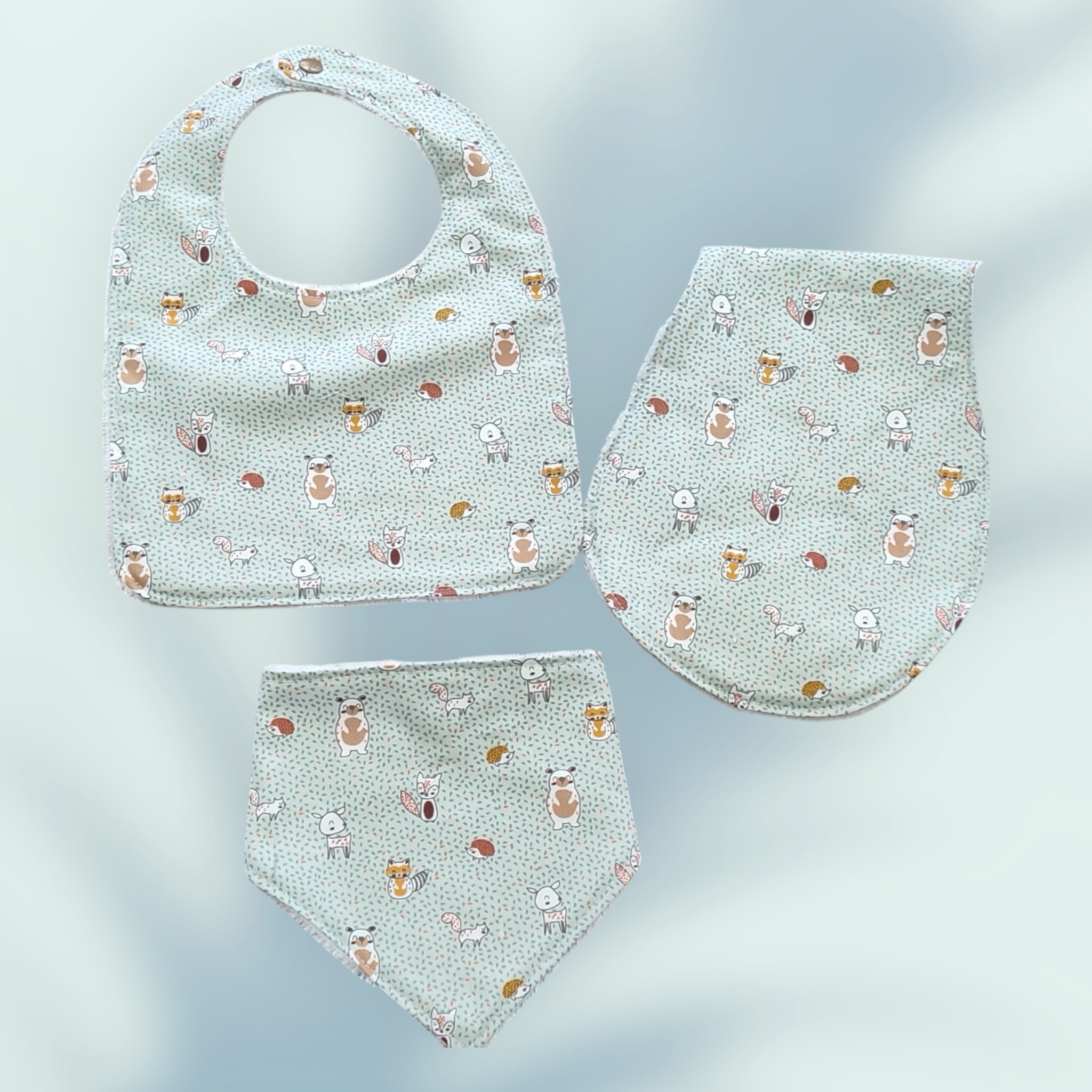 Ensemble naissance comprenant un bavoir, un bandana et un protège épaule