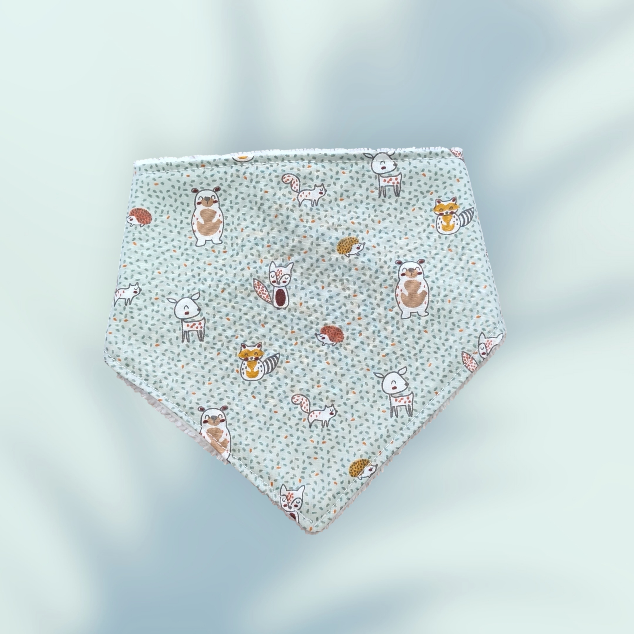 Ensemble naissance comprenant un bavoir, un bandana et un protège épaule