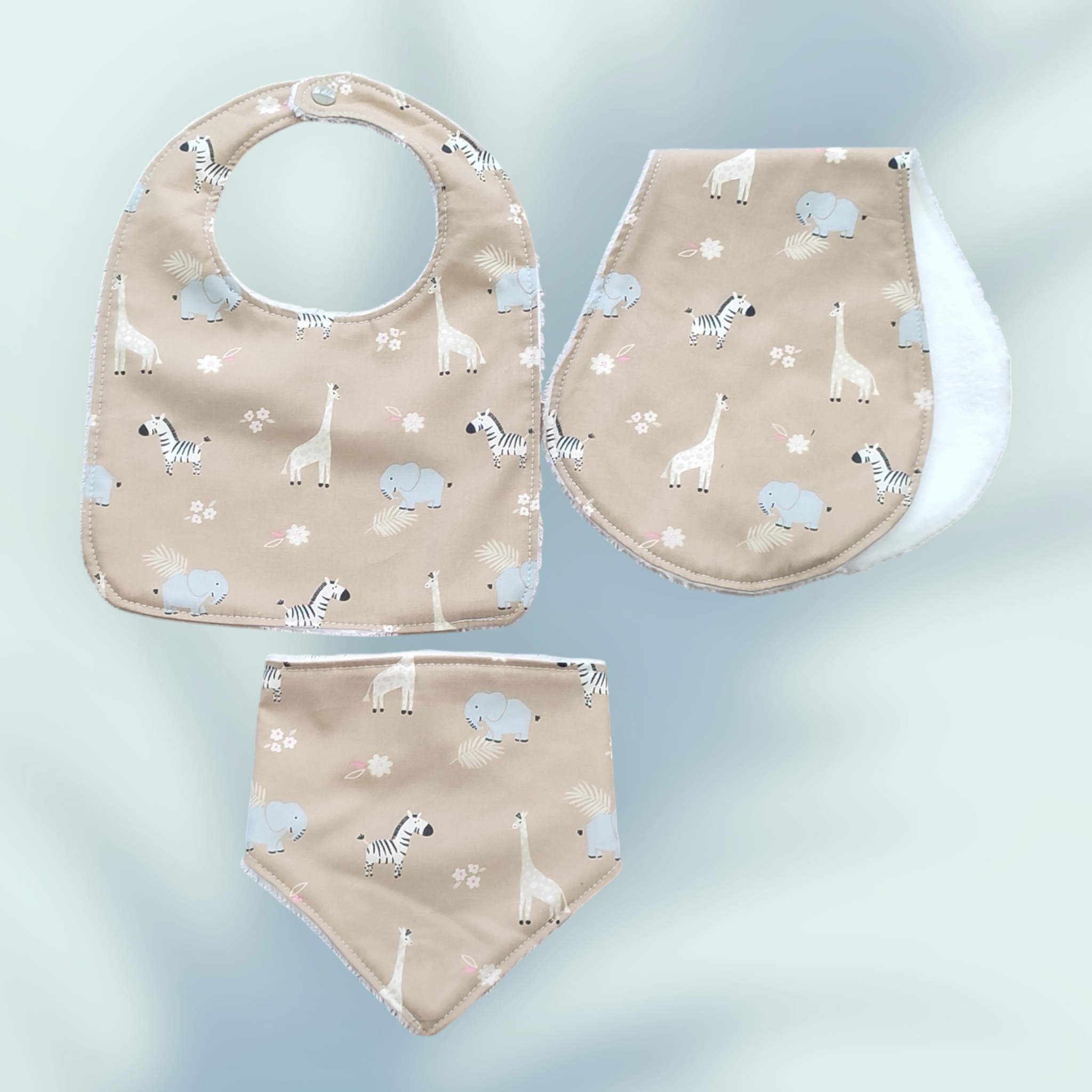 Ensemble naissance comprenant un bavoir, un bandana et un protège épaule