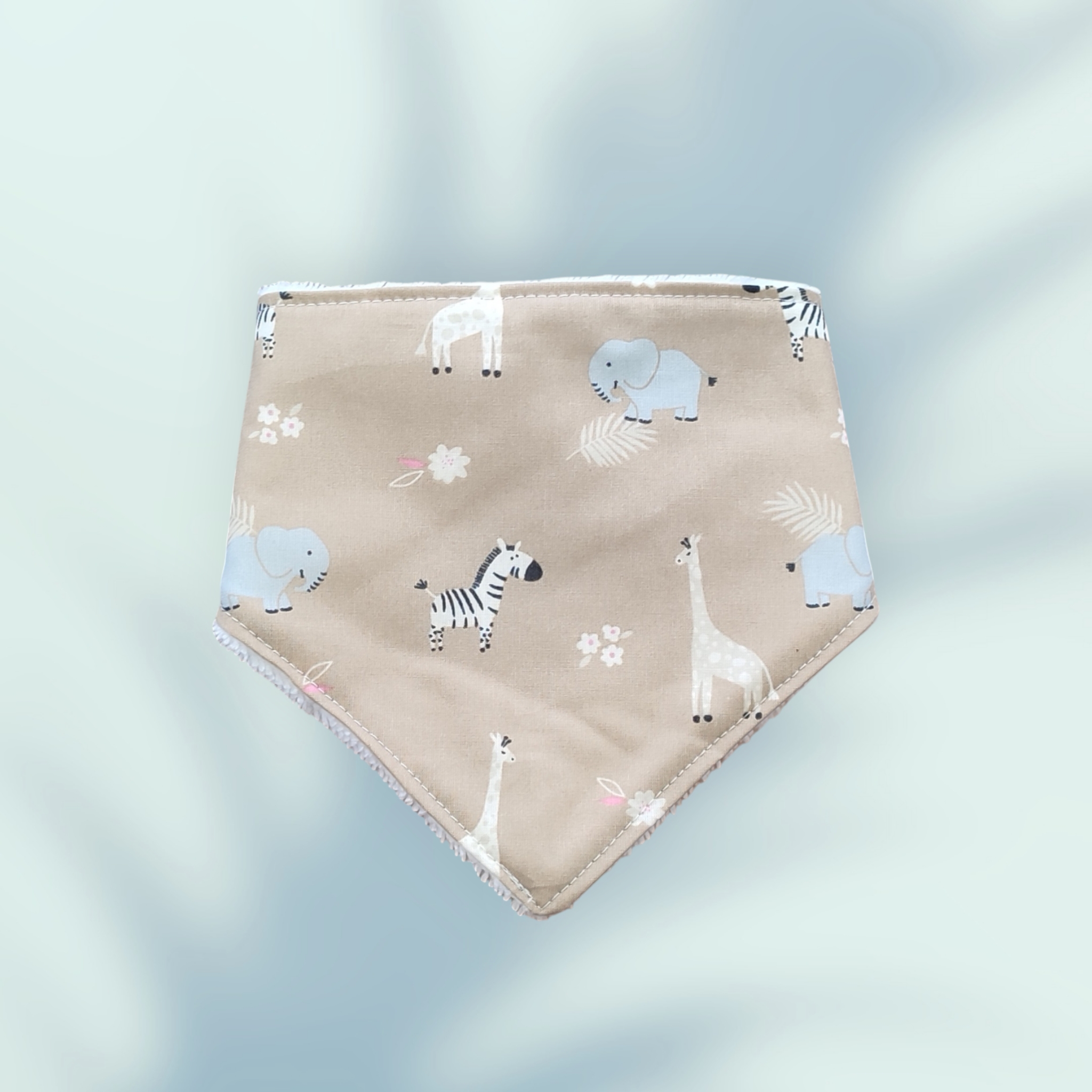 Ensemble naissance comprenant un bavoir, un bandana et un protège épaule