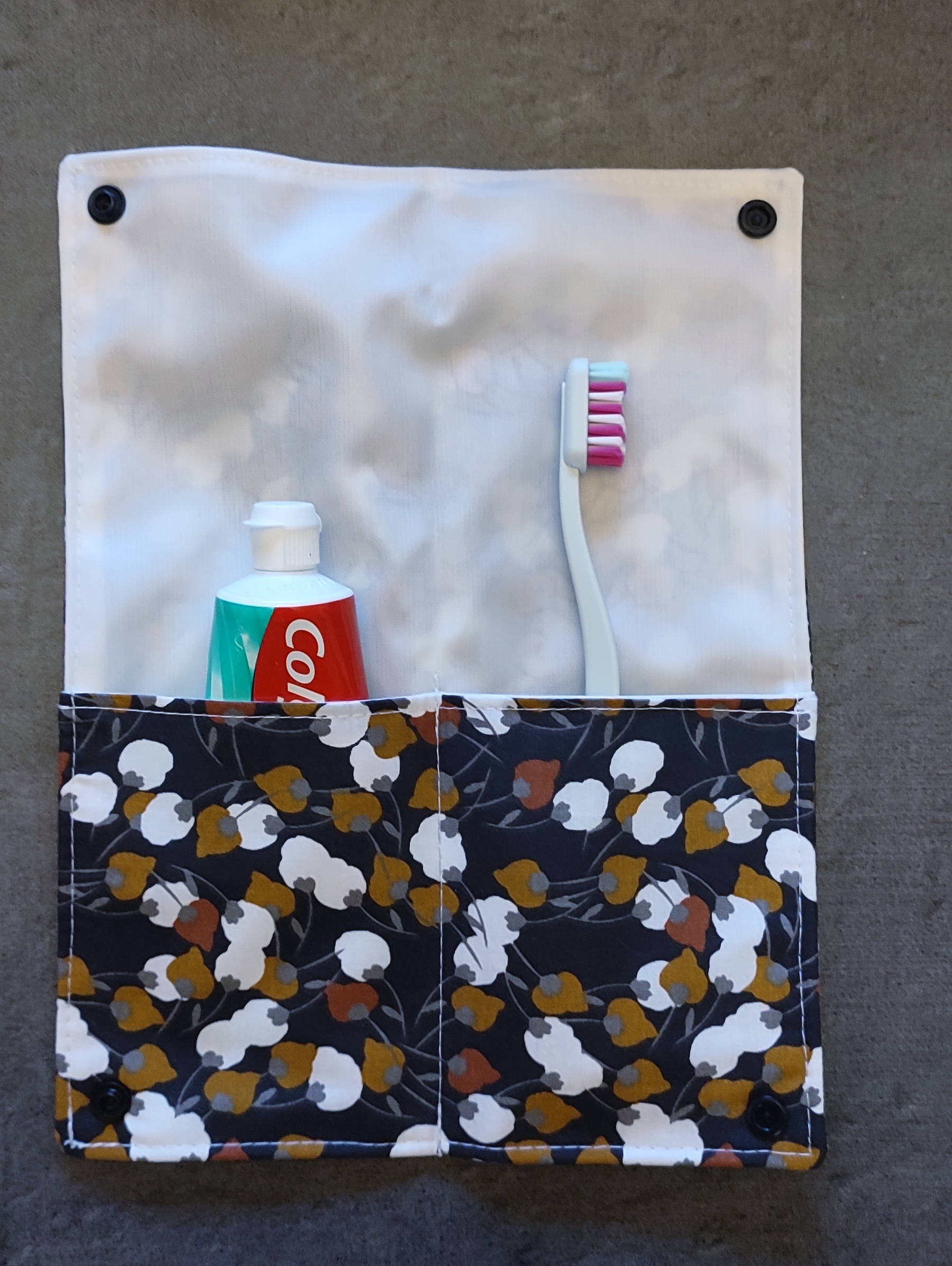 Pochette imperméable pour brosse à dents et dentrifrice