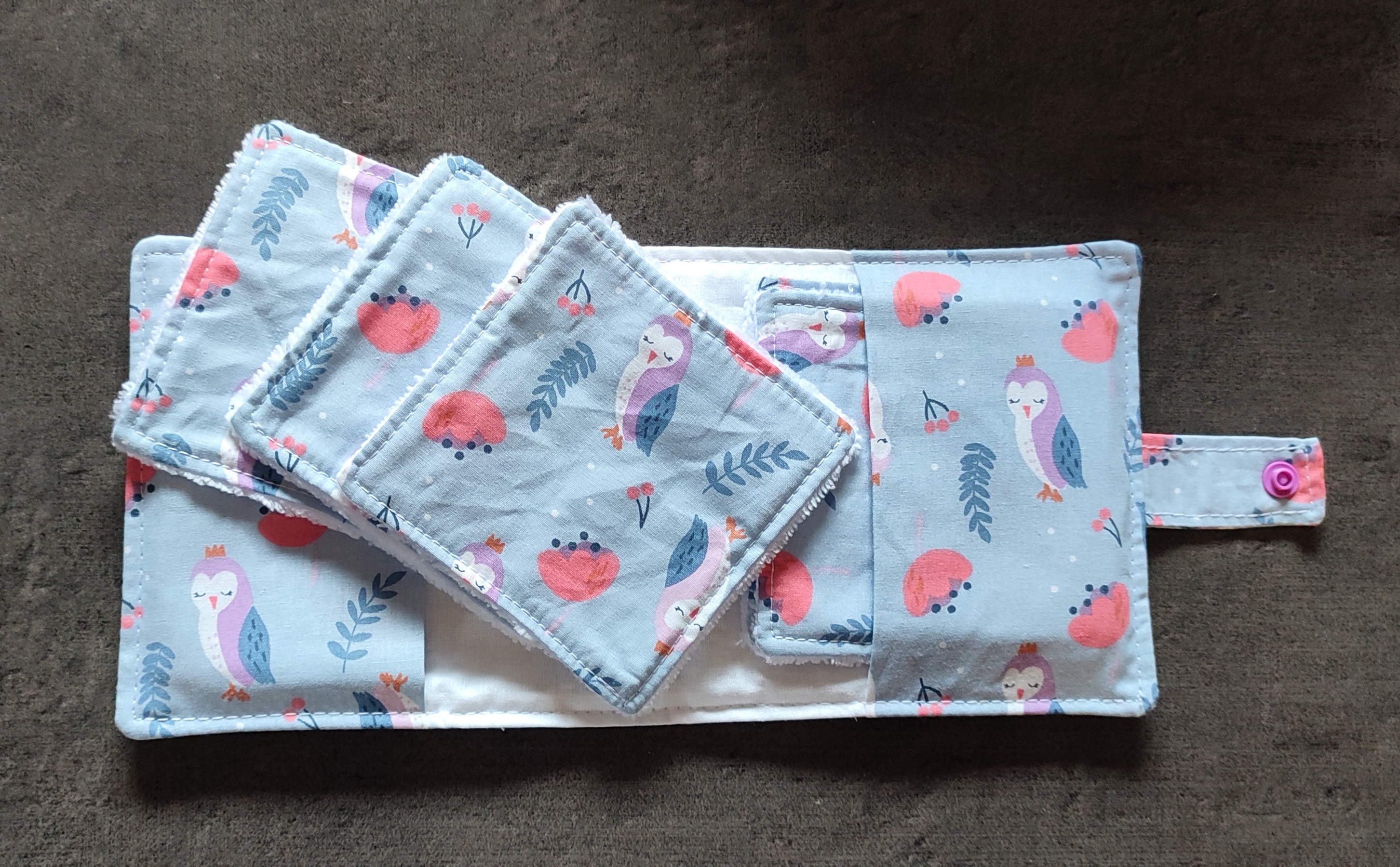 Lingettes pour bébé et leur pochette de rangement