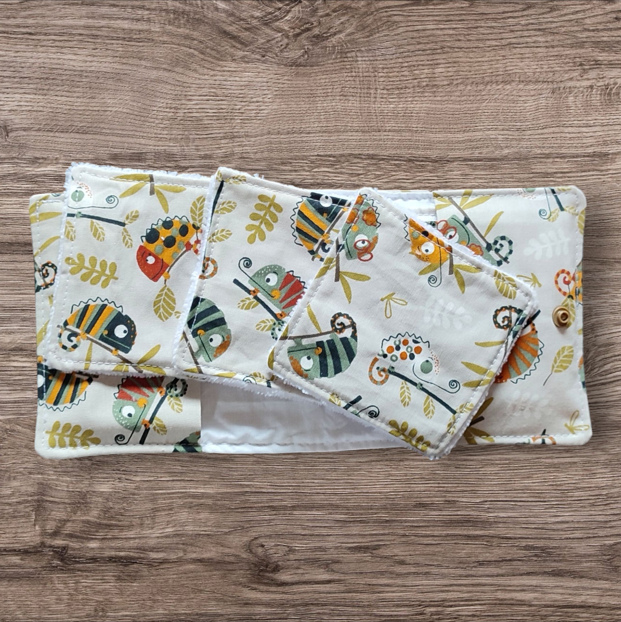 Lingettes pour bébé et leur pochette de rangement