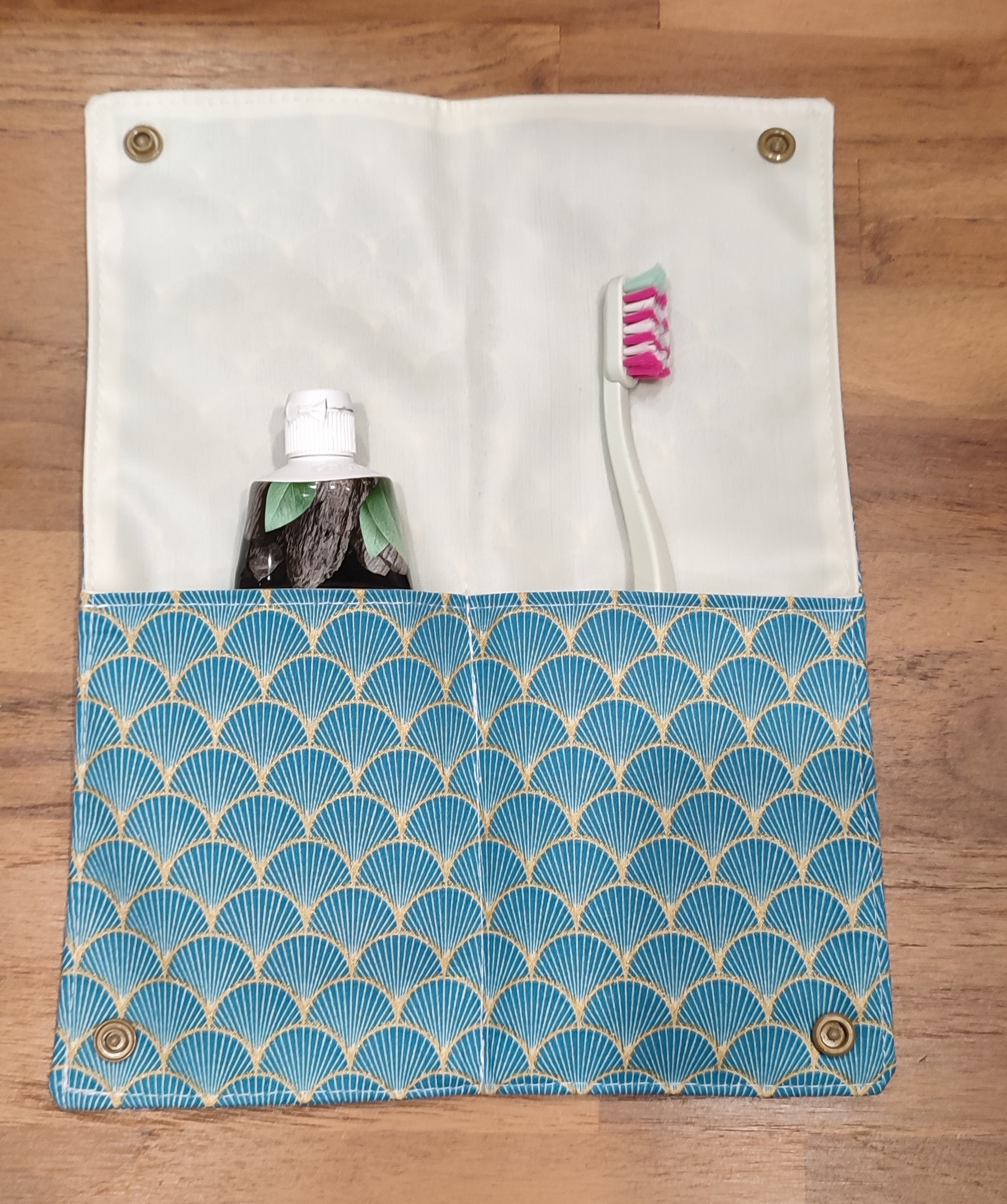Pochette imperméable pour brosse à dents et dentifrice