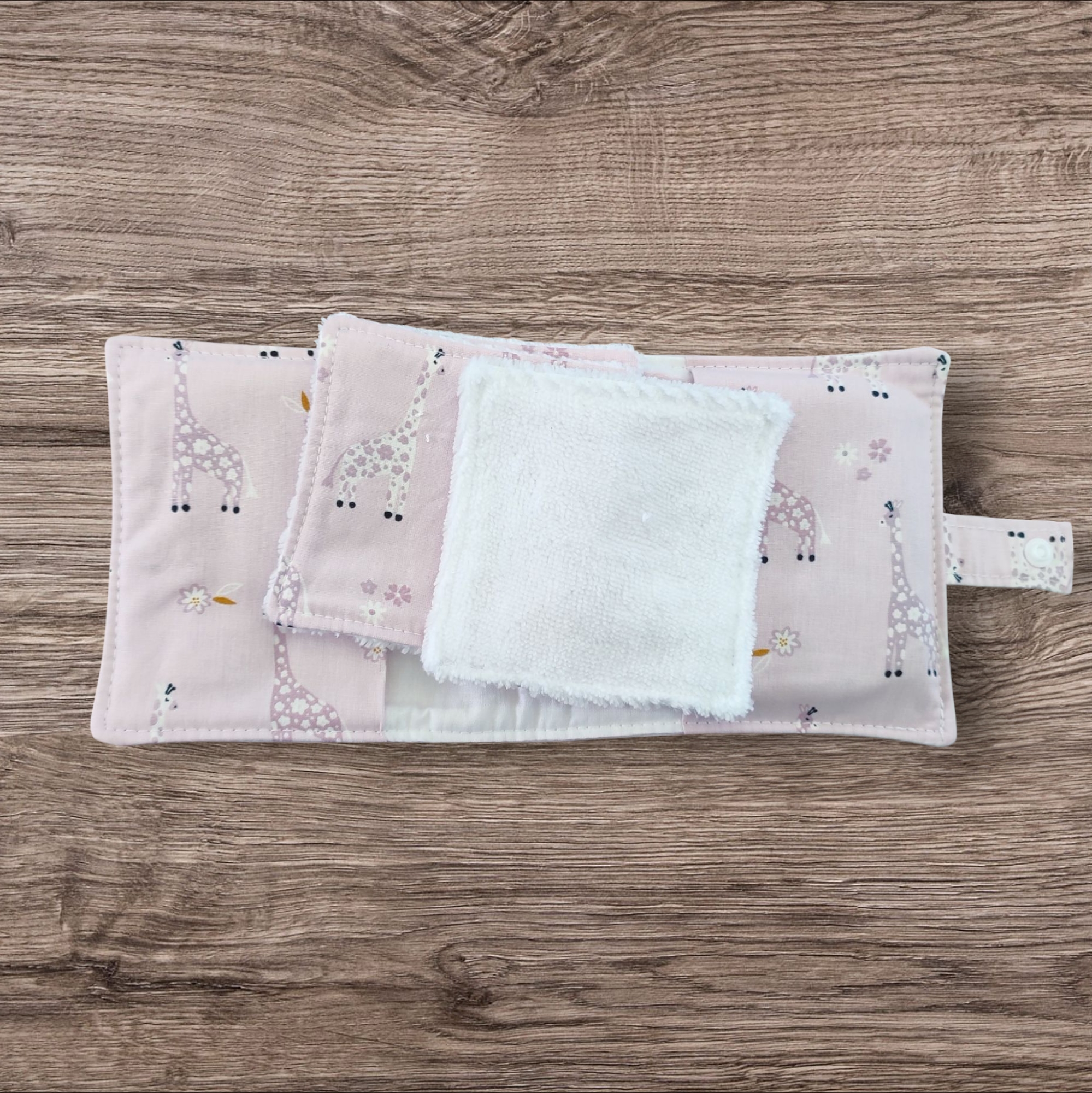Lingettes pour bébé et leur pochette de rangement