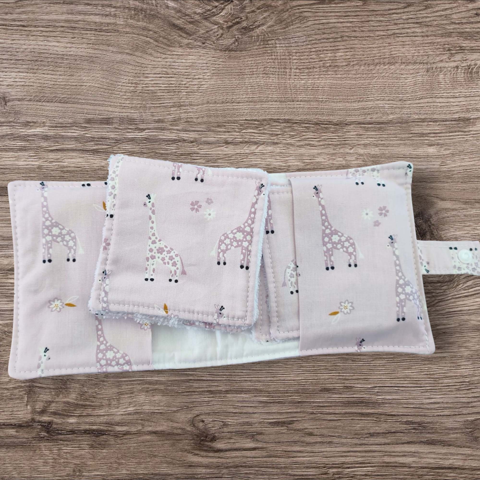 Lingettes pour bébé et leur pochette de rangement