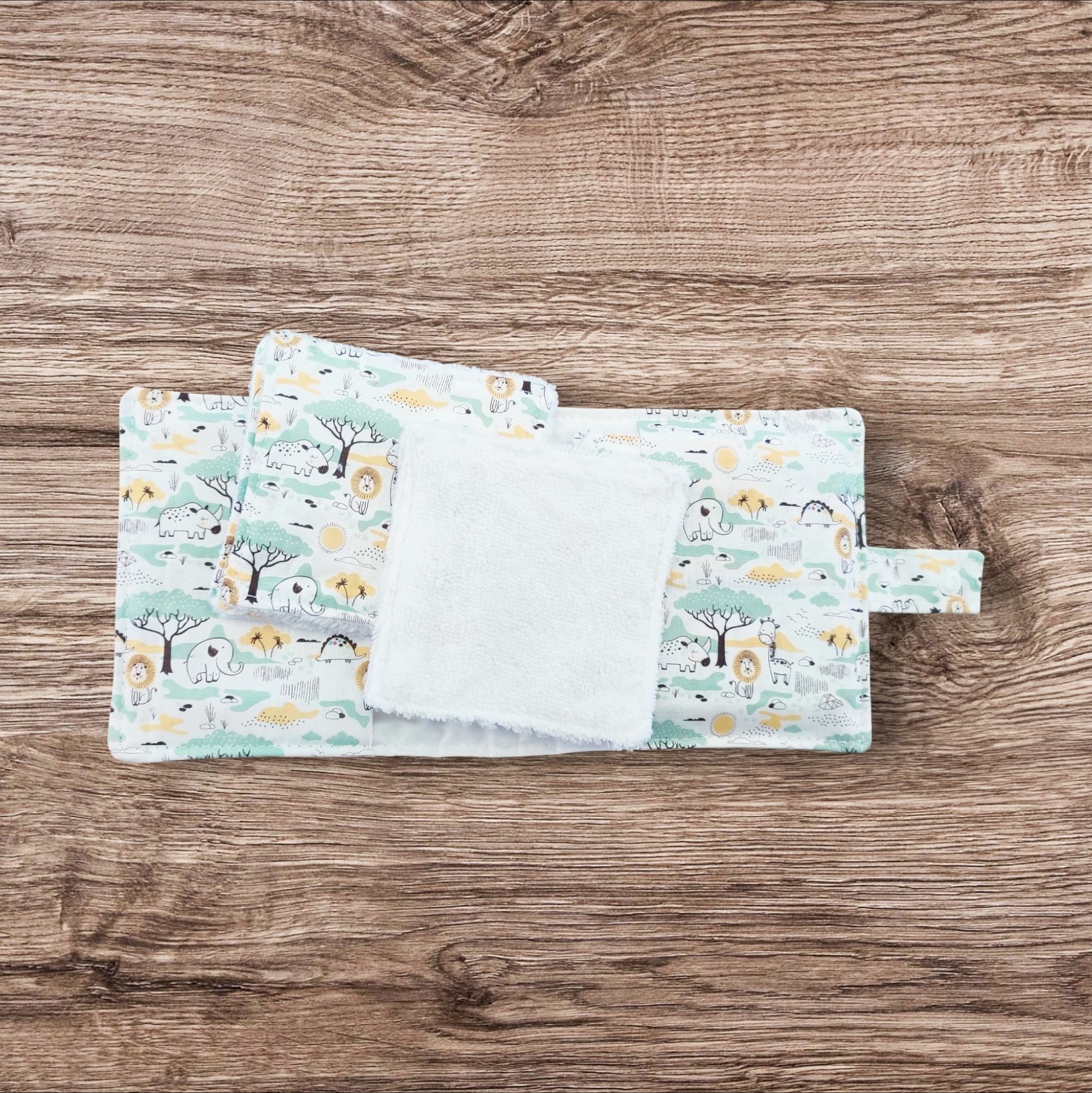 Lingettes pour bébé et leur pochette de rangement