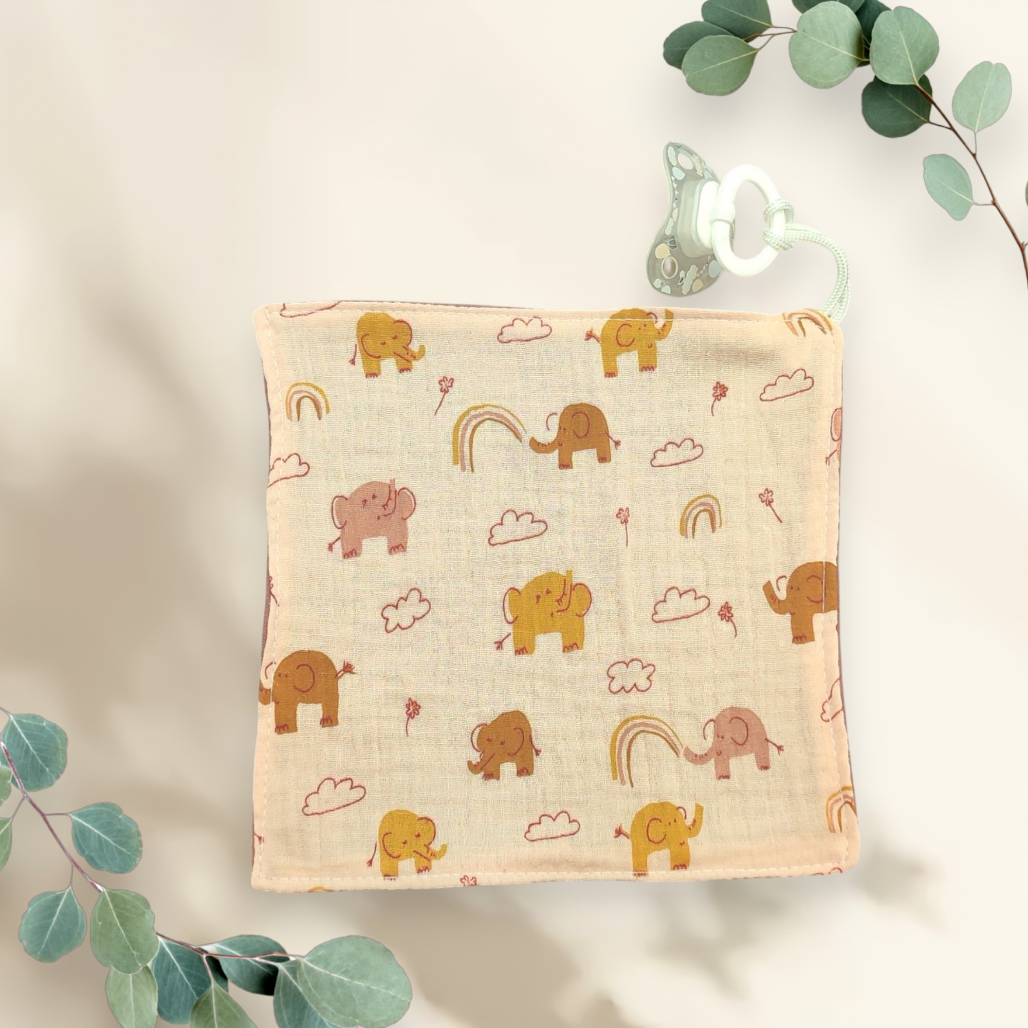 Doudou attache tétine motif éléphant