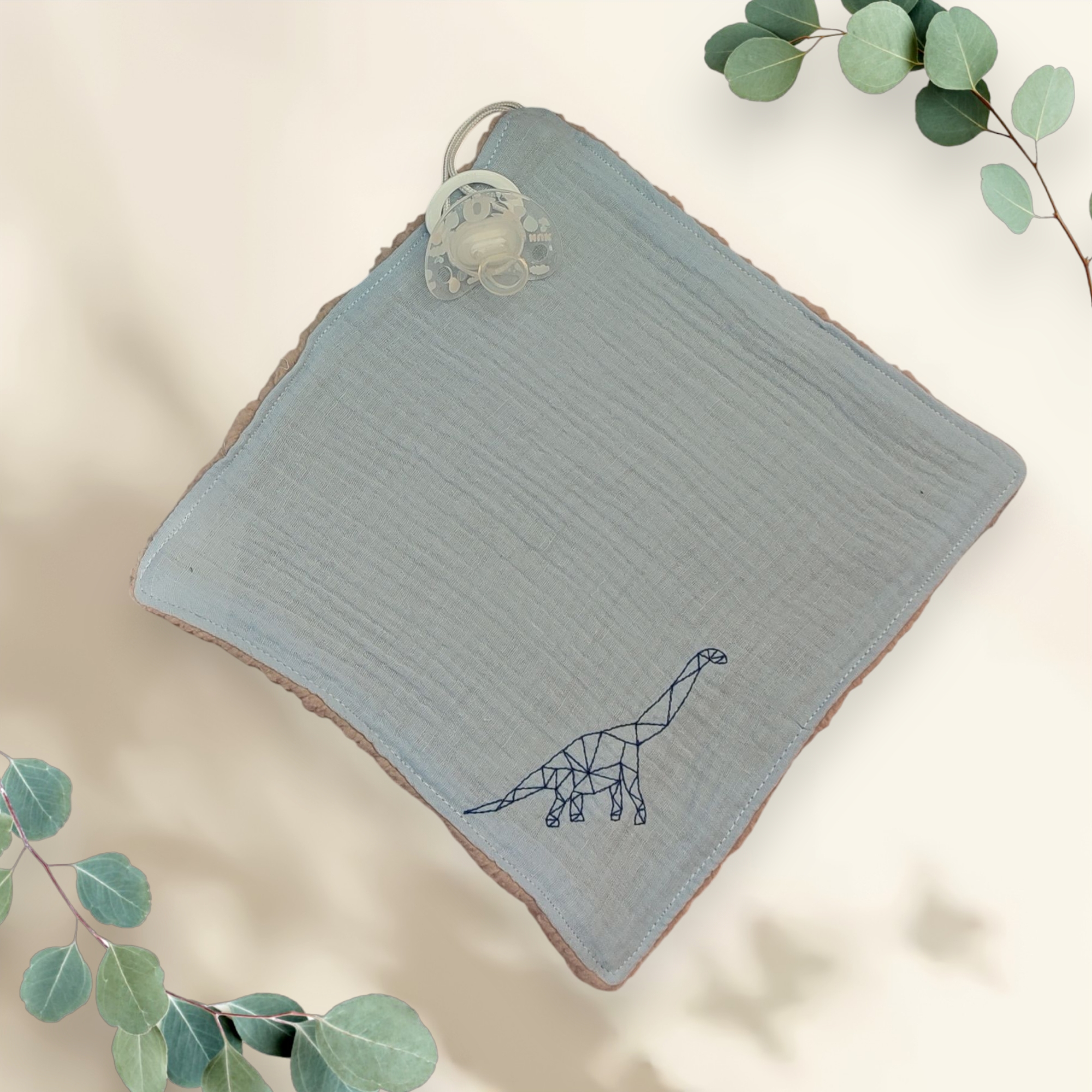 Doudou attache tétine brodé motif dinosaure