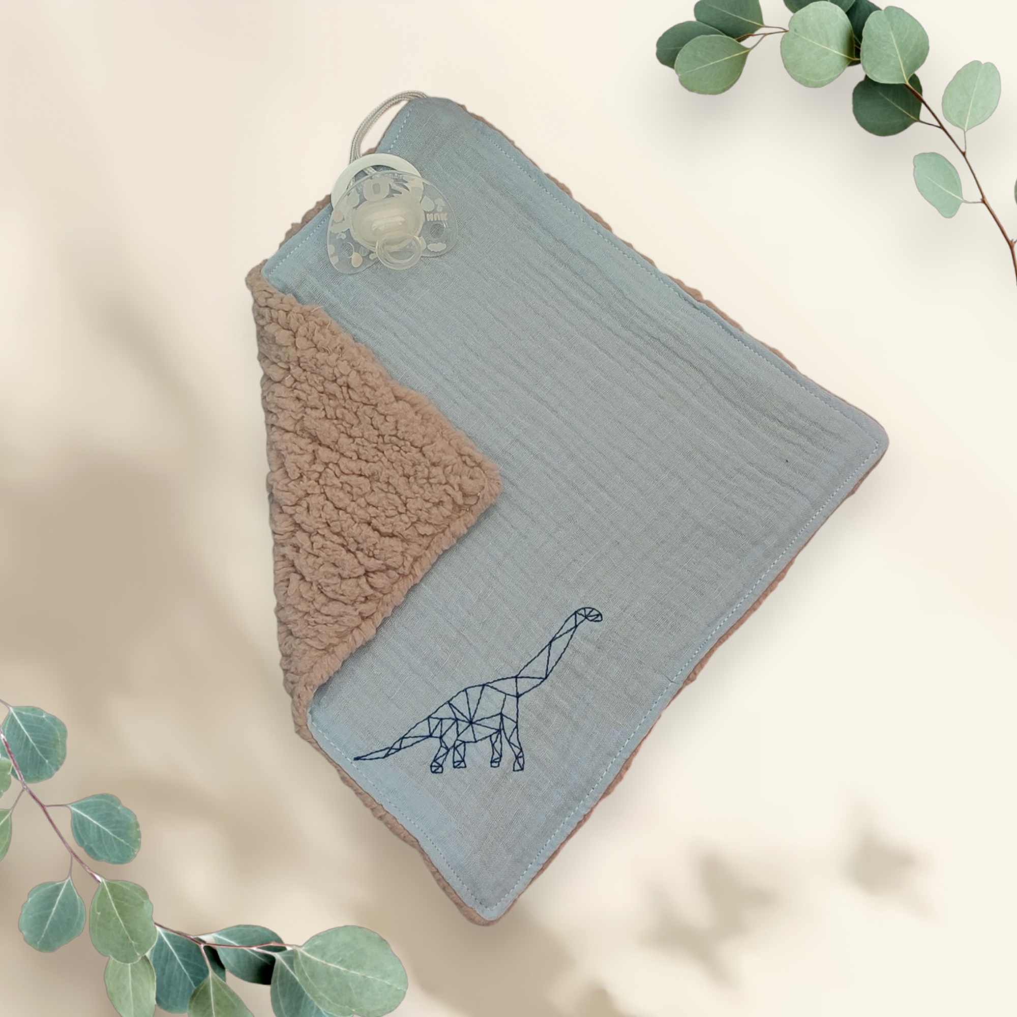 Doudou attache tétine brodé motif dinosaure