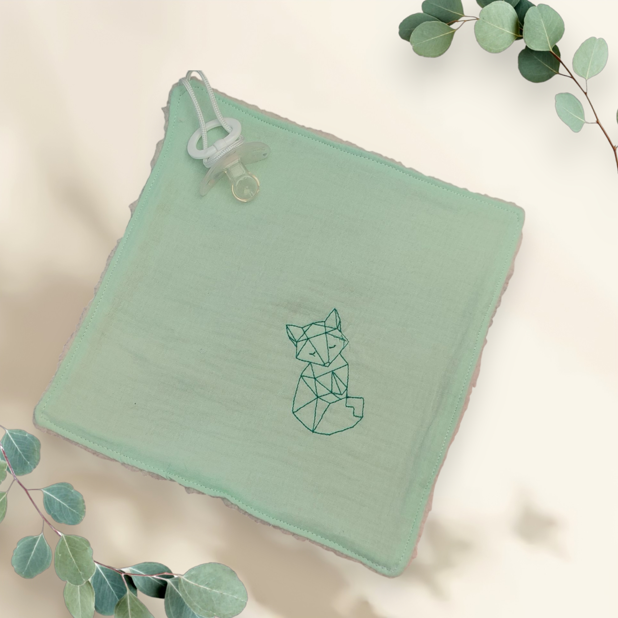 Doudou attache-tétine brodé motif renard