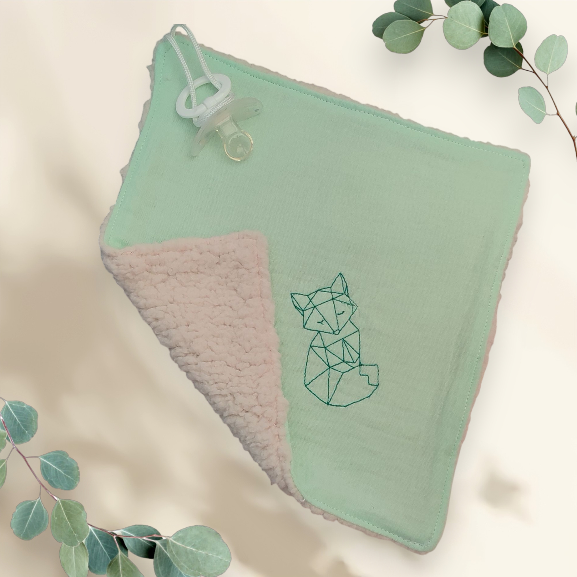 Doudou attache-tétine brodé motif renard