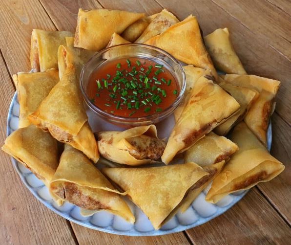 Samoussa au poulet avec sauce - የዶሮ ሳምቡሳ