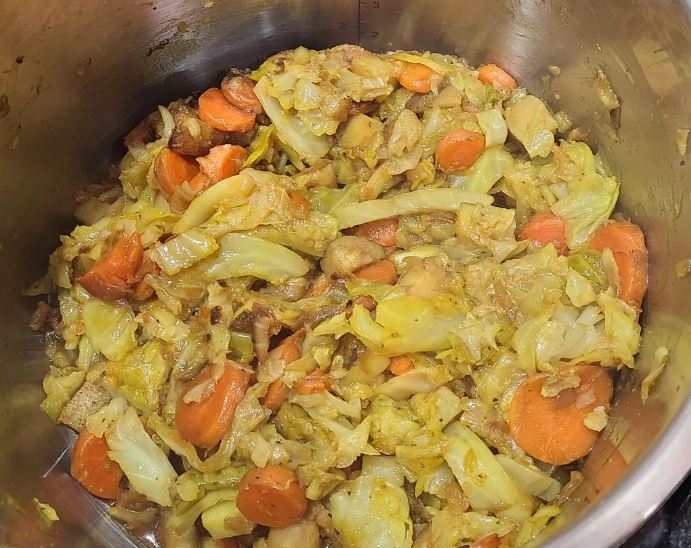 Tikell Gomen Choux blancs et carottes sautés au curcuma - የተጠበሰ ጥቅል ጎመንና ካሮት