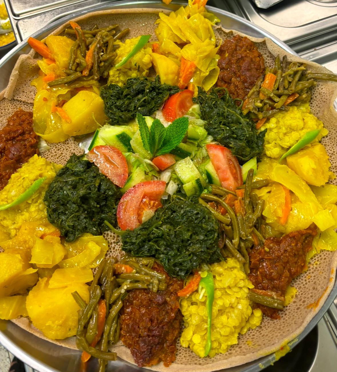 Sharing plates Assortiment de légumes Fasika  - የአትክልት ማህበራዊ (for 2 people)