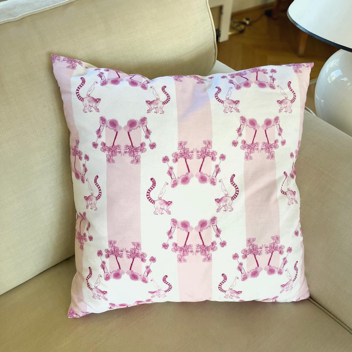 Lemur und Ente auf Streife