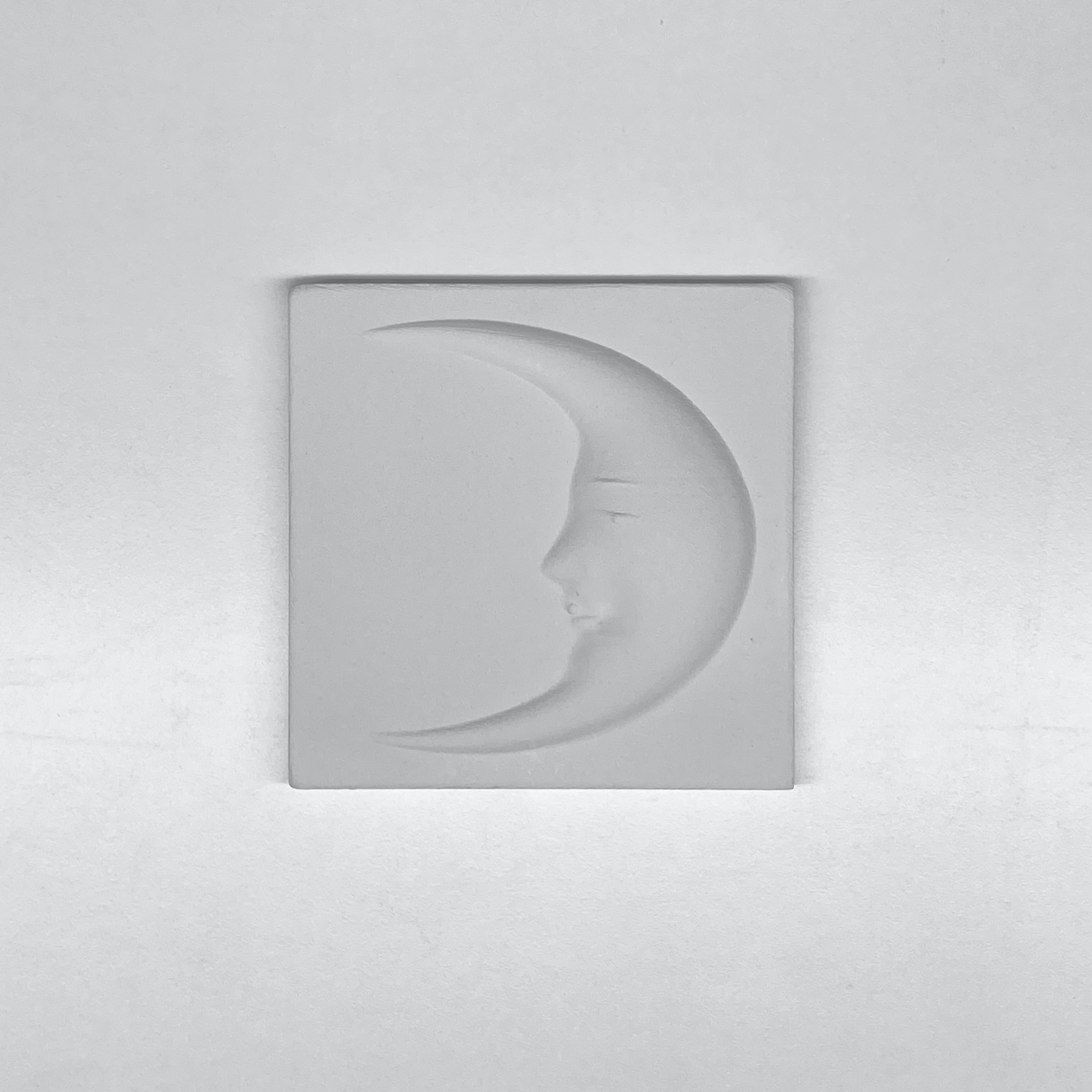 Sola Bakan Ay Rölyefli Karo